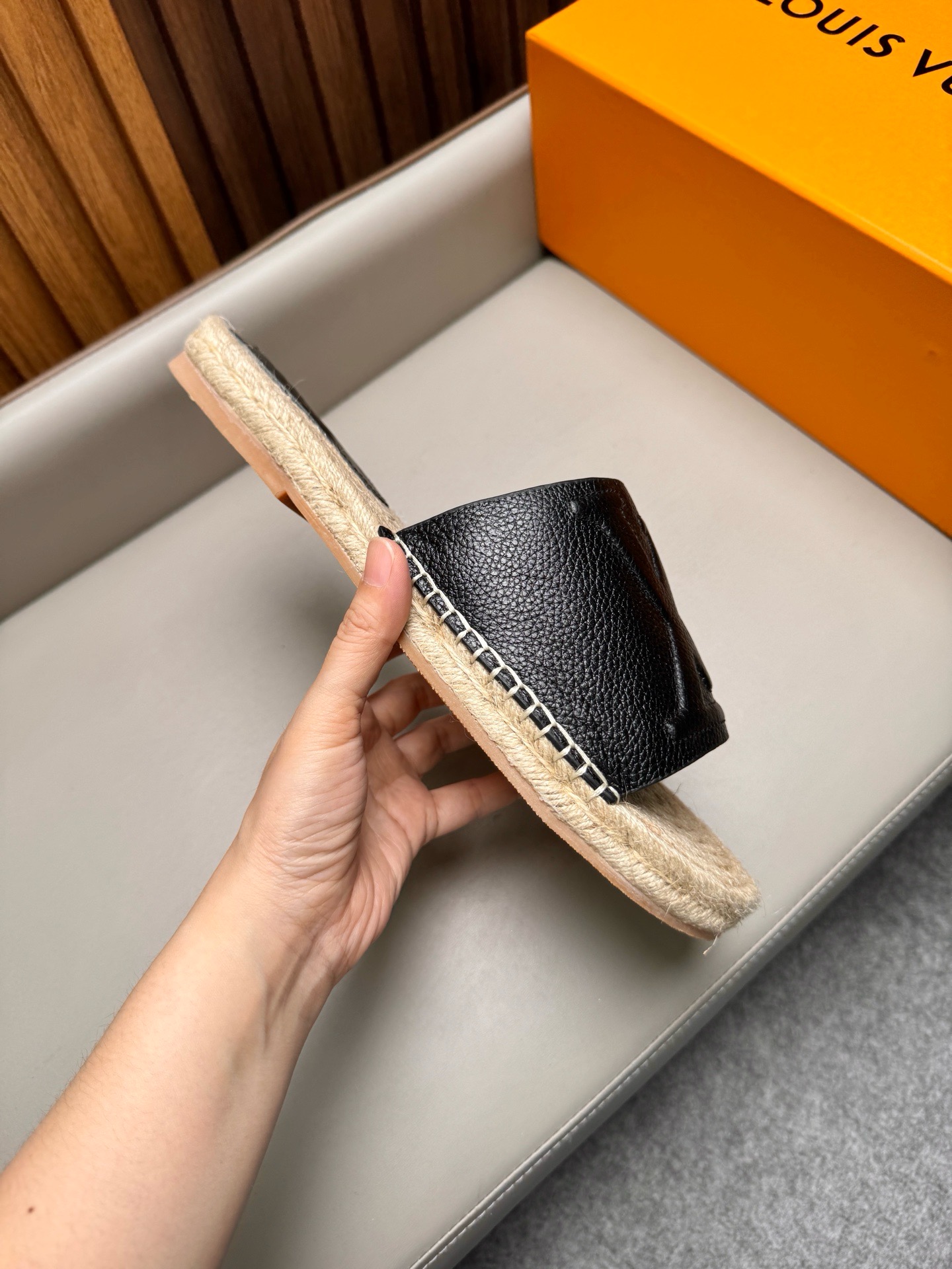 Шлёпанцы мужские Louis Vuitton черного цвета