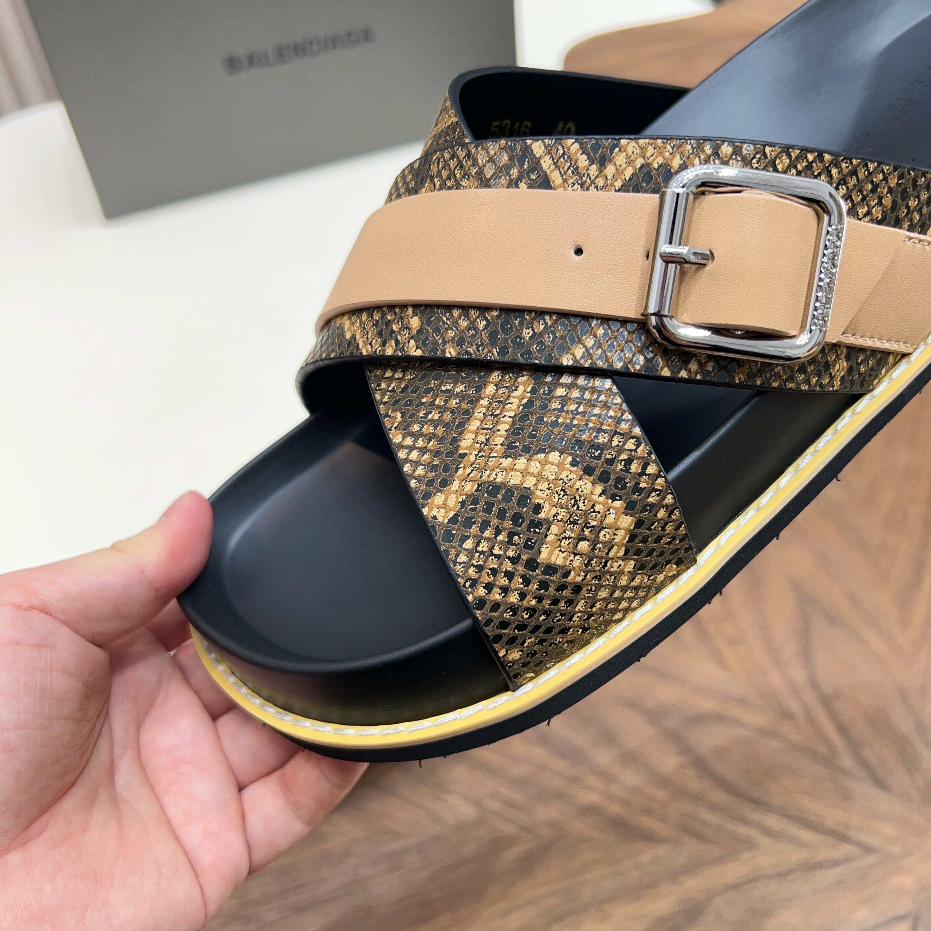 Сандалии мужские в стиле Balenciaga коричневого и черного цвета