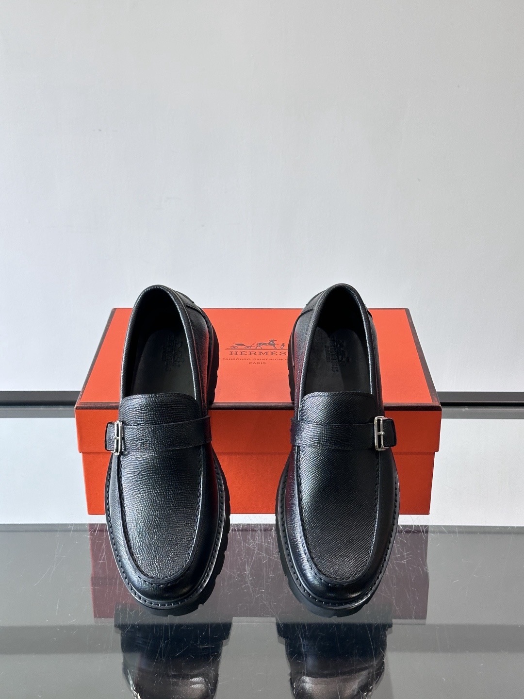 Лоферы мужские в стиле Hermes с пряжкой из натуральной кожи черного цвета