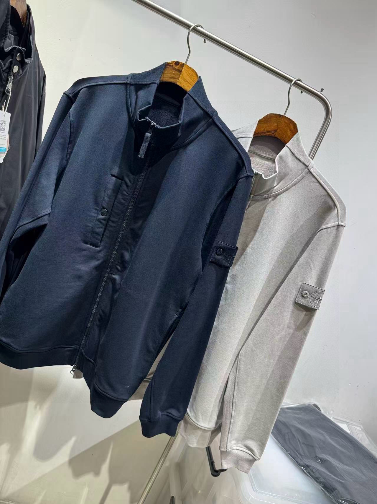 Куртка мужская Stone Island Ghost из хлопкового трикотажа синего цвета на молнии