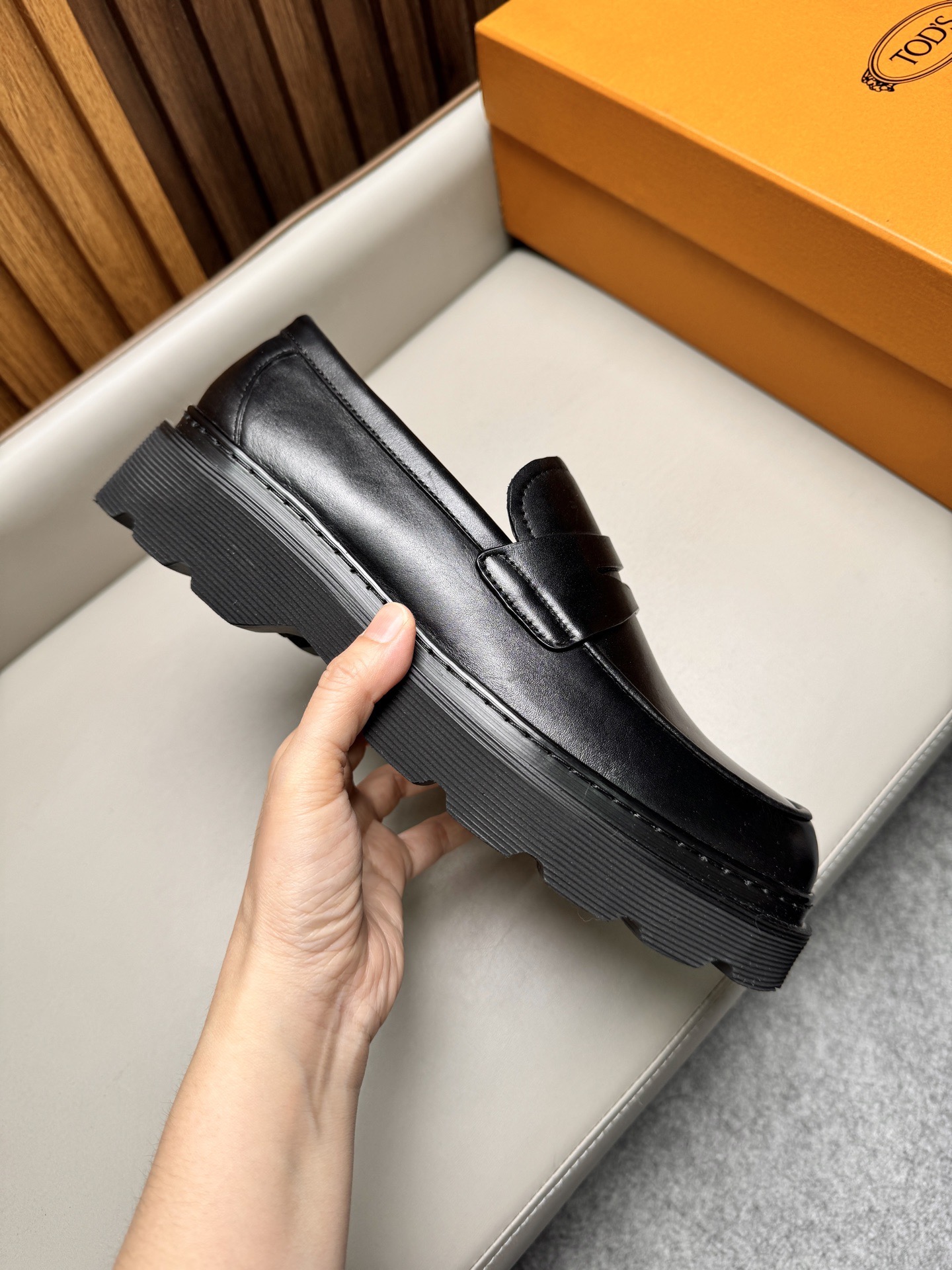 Лоферы мужские в стиле Tod’s черного цвета на массивной подошве