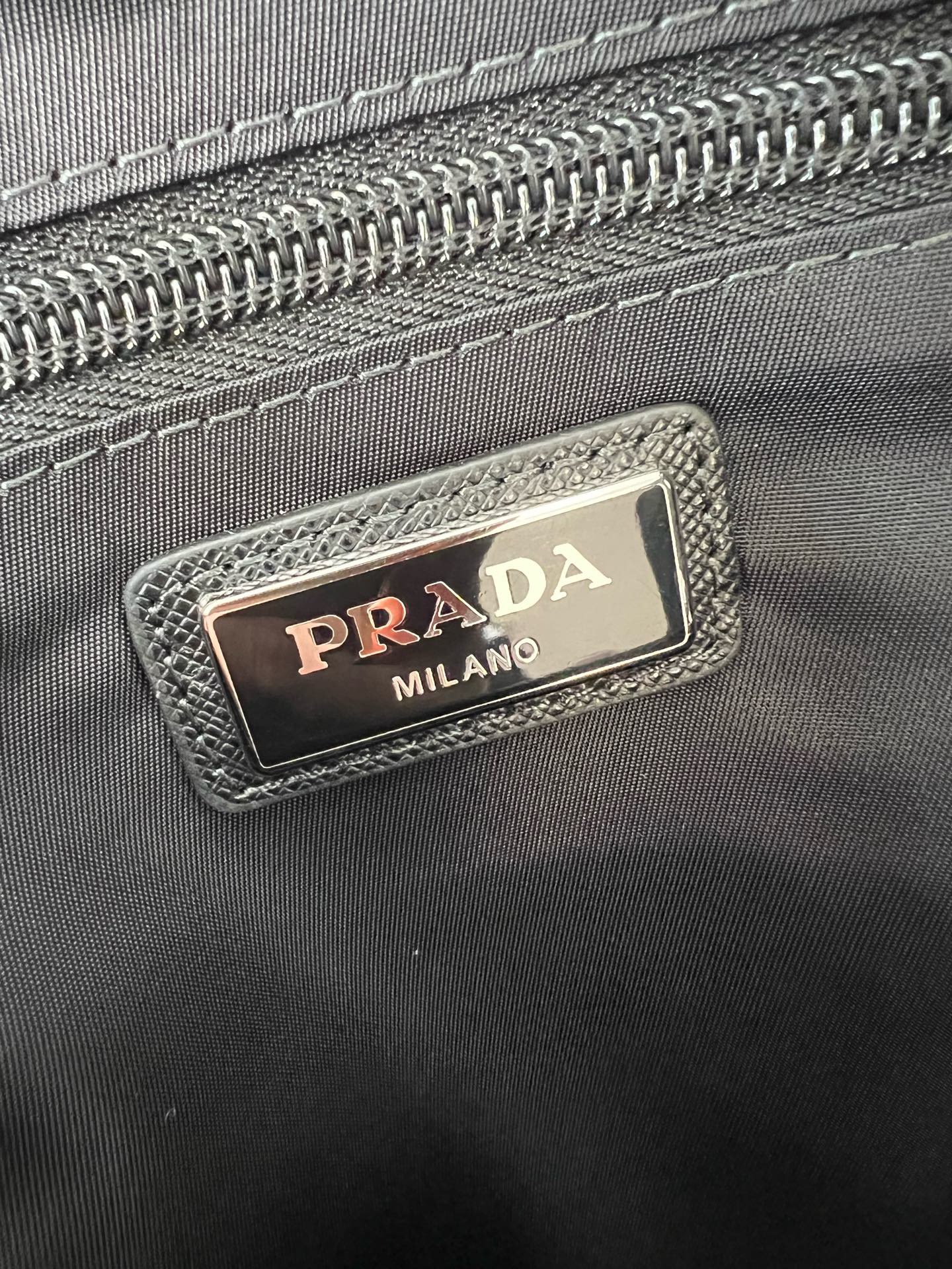 Рюкзак мужской в стиле Prada Re-Nylon чёрного цвета с треугольным логотипом