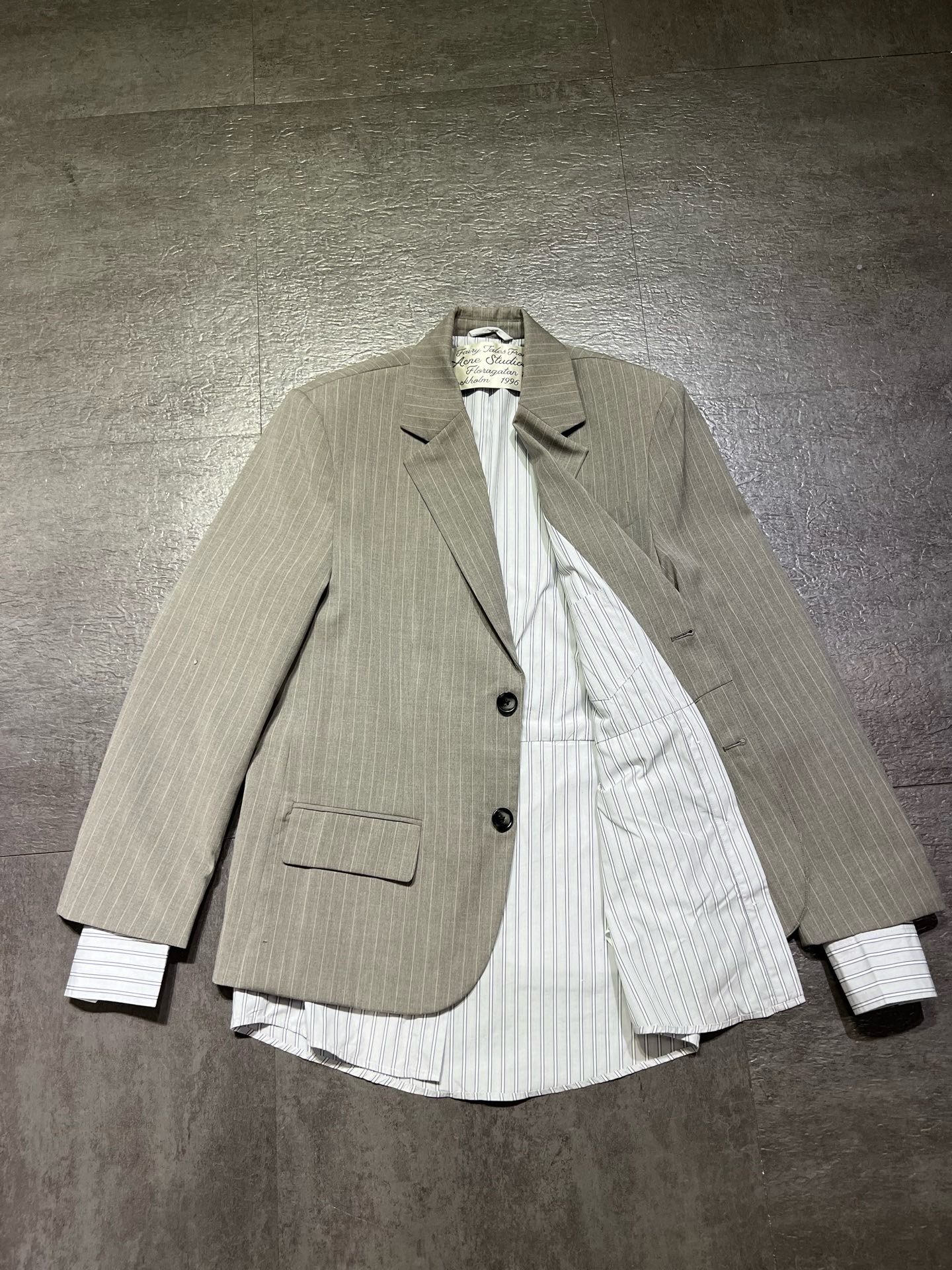 Жакет женский Acne Studios Layered Suit Jacket бежево-серого цвета в тонкую полоску с эффектом многослойности