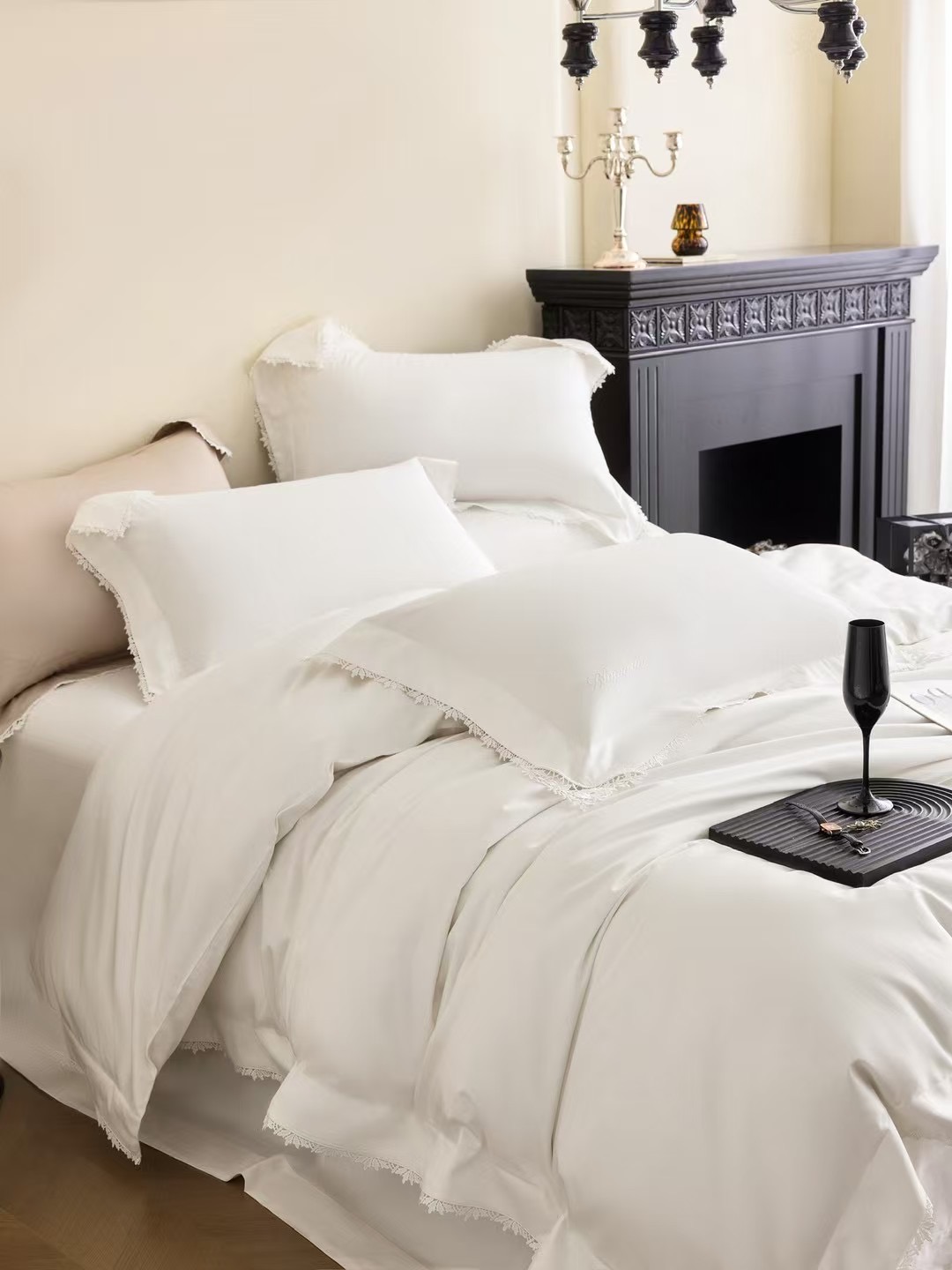 Комплект постельного белья в стиле Blumarine с кружевной отделкой из сатина люкс 100% хлопок (Евро)