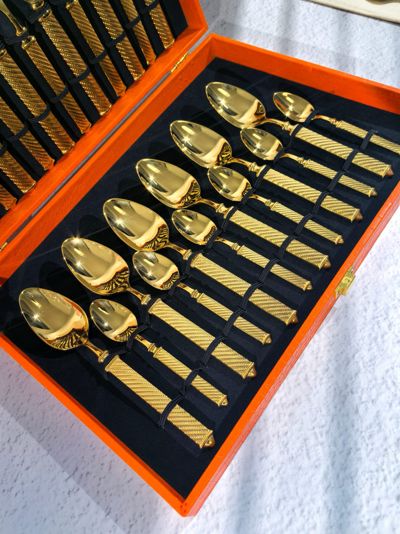 Набор столовых приборов в стиле Hermès золотого цвета в подарочном кейсе (24 предмета)