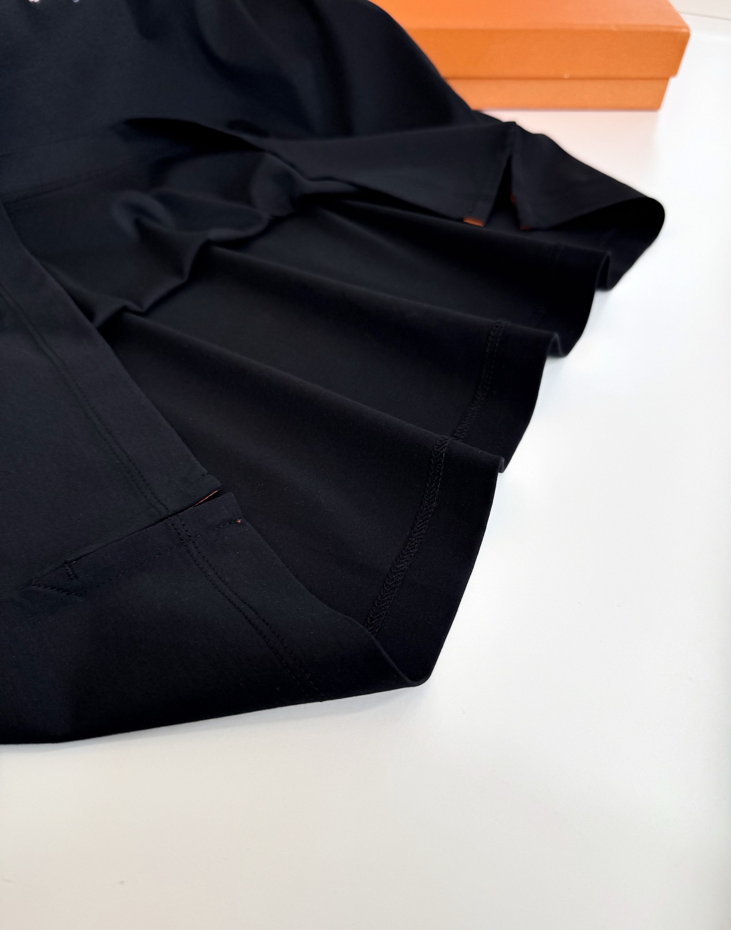 Футболка мужская в стиле Hermes чёрного цвета с вышивкой