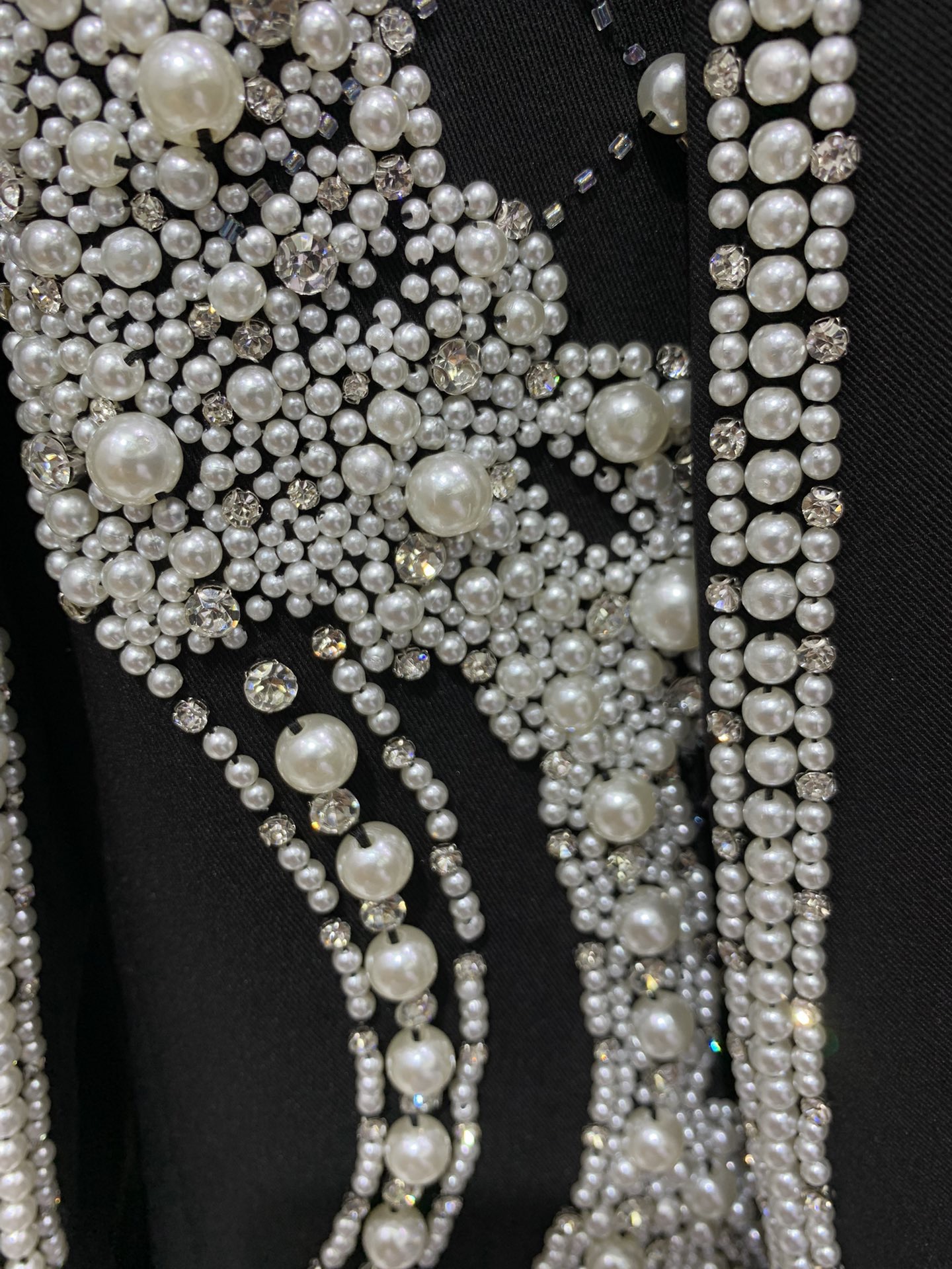 Жакет женский в стиле Balmain из плотной костюмной ткани чёрного цвета с ручной жемчужной вышивкой