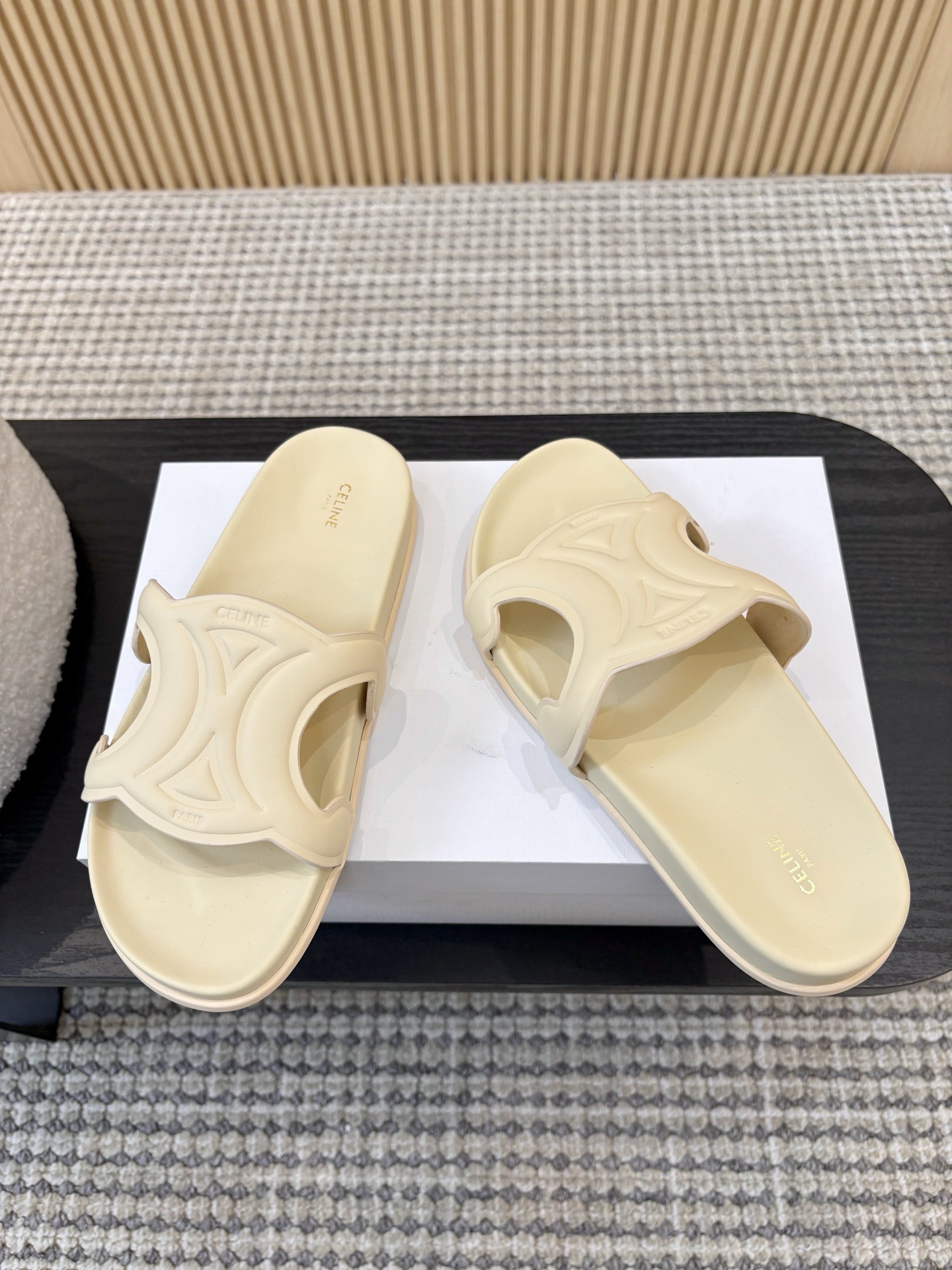 Шлёпанцы женские в стиле Celine из натуральной кожи бежевого цвета