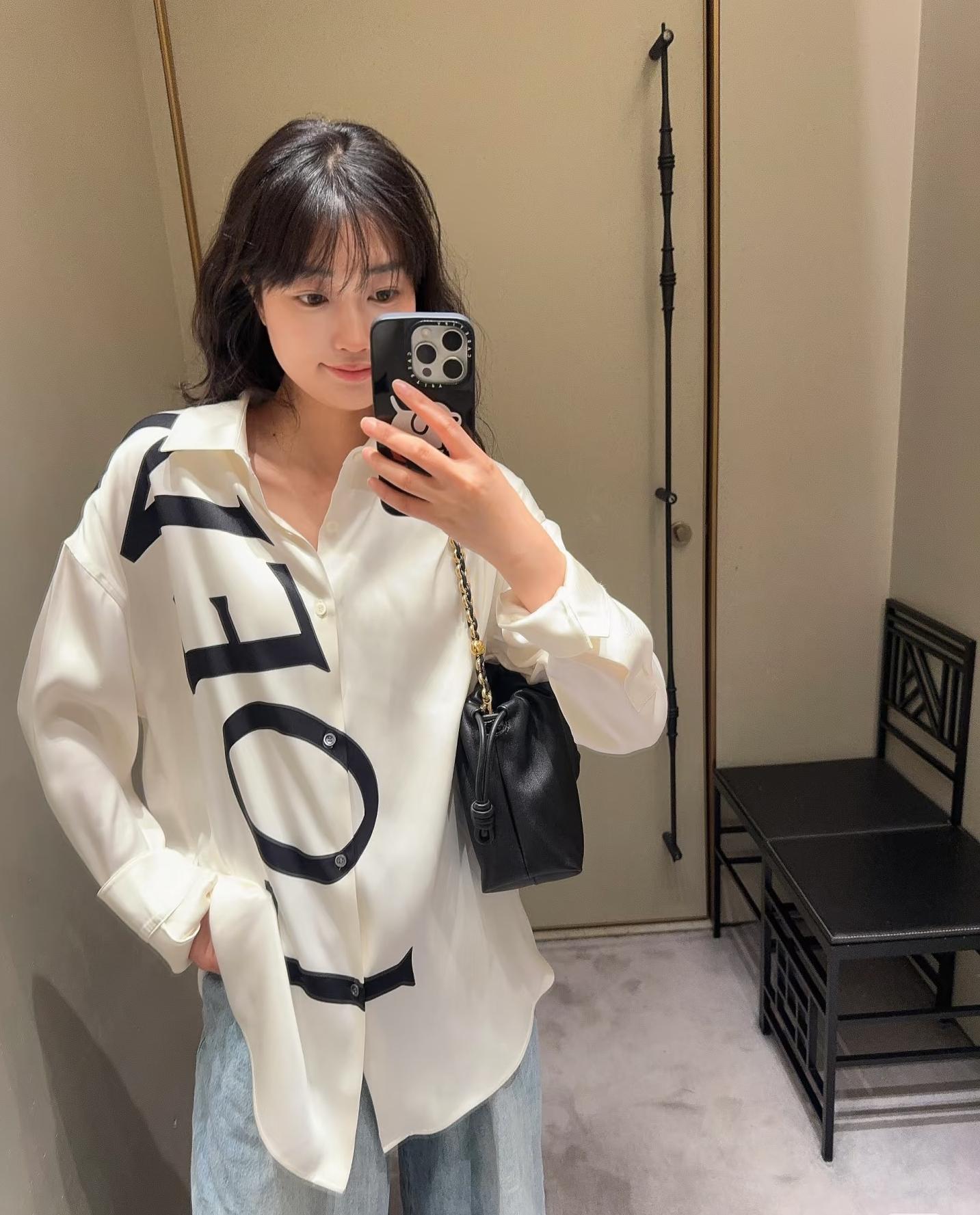 Рубашка унисекс в стиле Loewe белого цвета с логотипом 