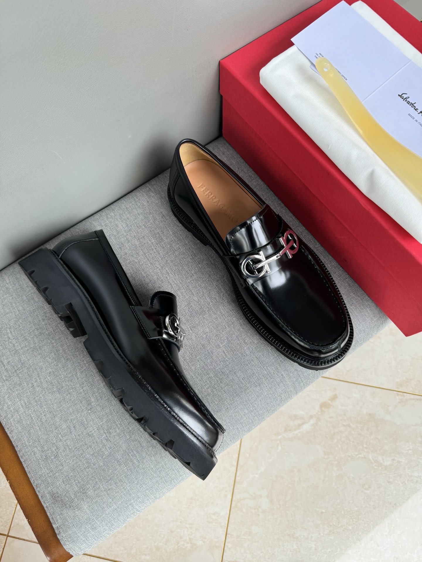 Лоферы мужские в стиле Salvatore Ferragamo с металлической пряжкой чёрного цвета