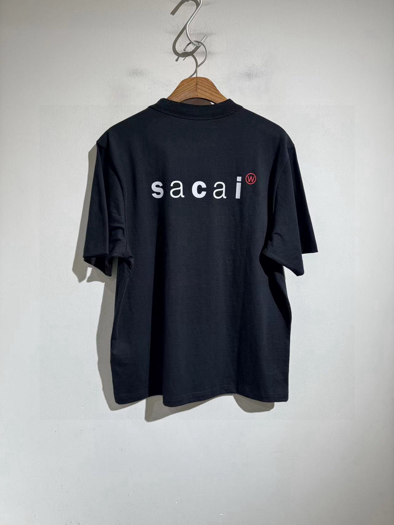 Футболка унисекс в стиле Sacai из хлопка чёрного цвета с принтом логотипа
