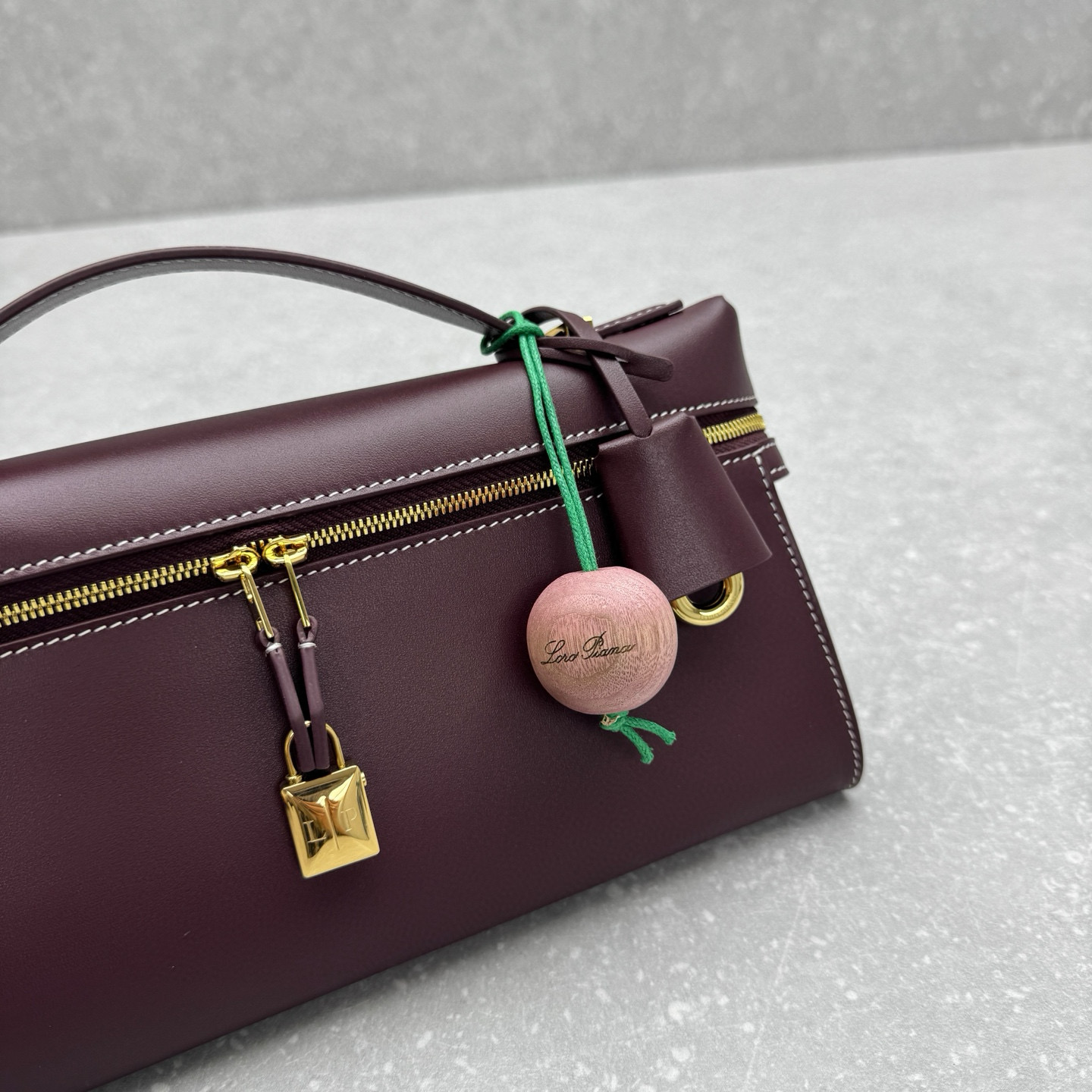 Сумка- клатч женский в стиле Loro Piana Extra Clutch L29 из натуральной кожи тёмно-бордового цвета