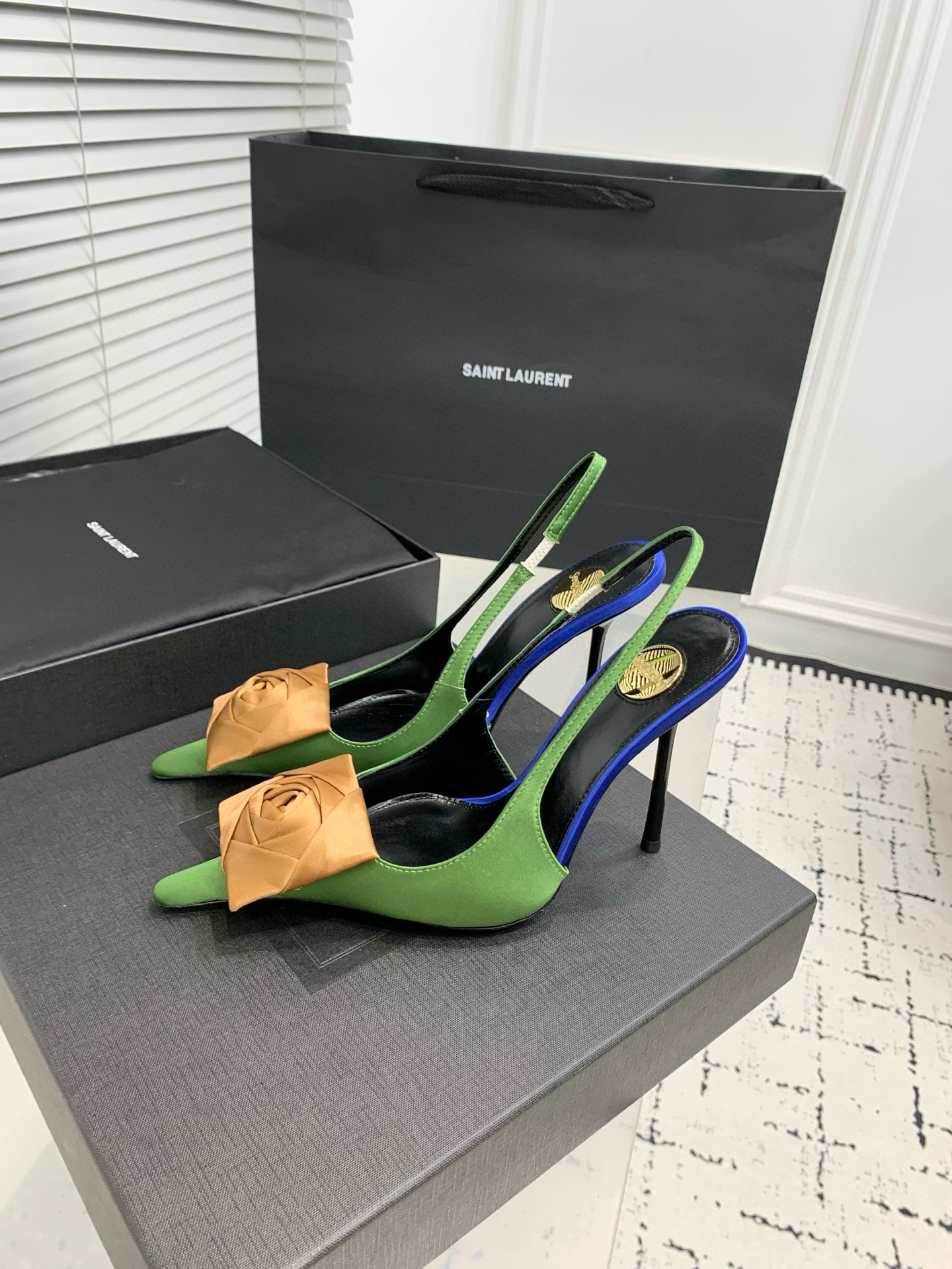Туфли женские Saint Laurent с цветком slingback салатового цвета с золотистым декором