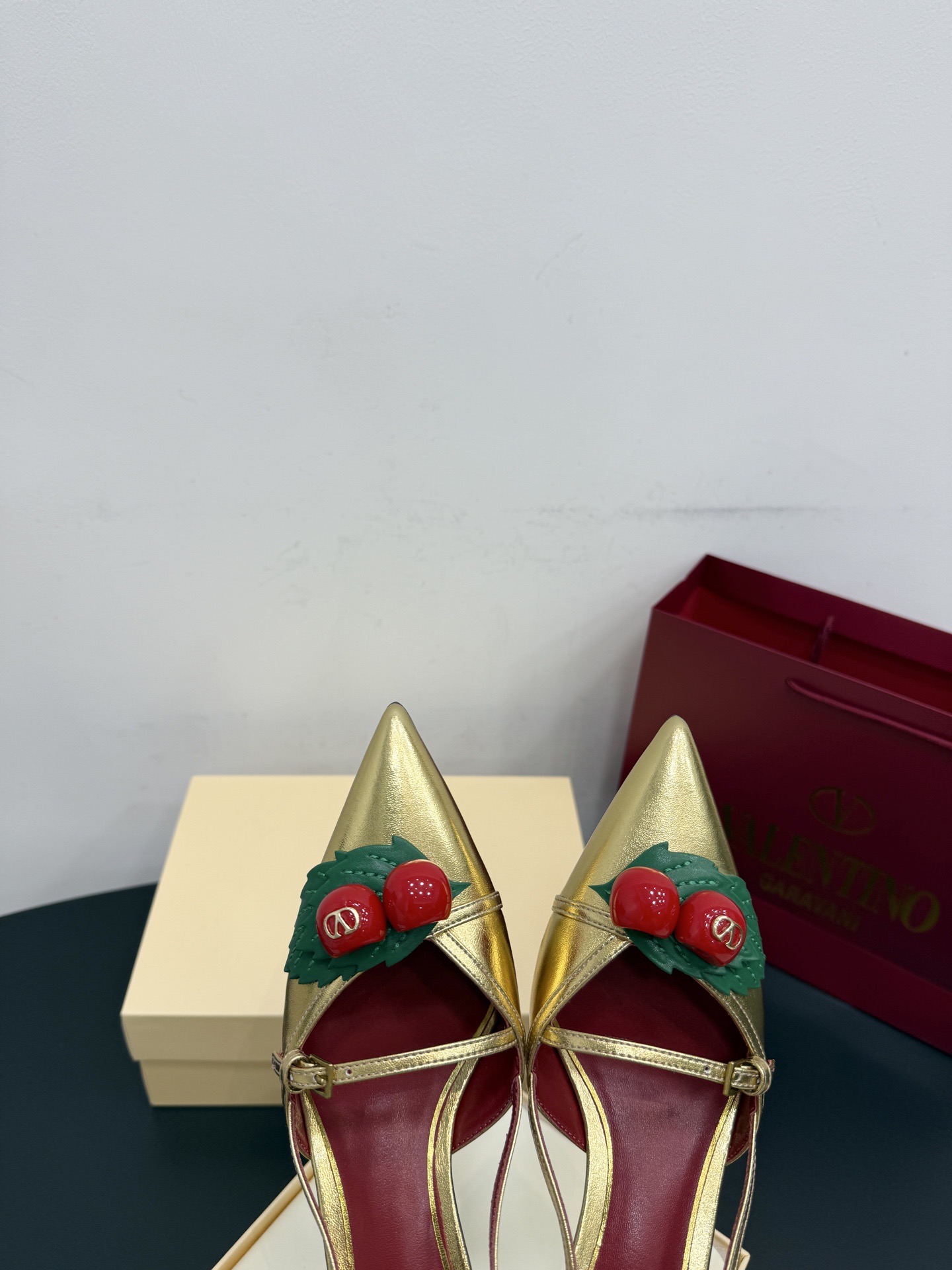 Туфли женские в стиле Valentino VLogo из натуральной кожи золотого цвета с декором