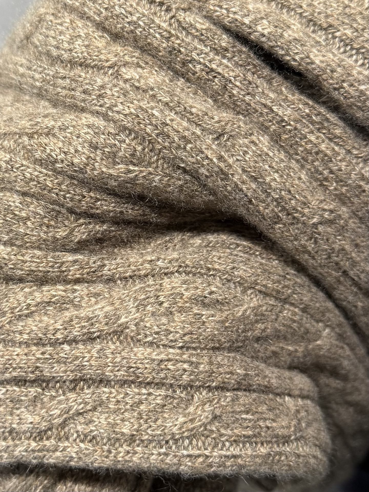 Свитер мужской в стиле Loro Piana из 100% шерсти бежевого цвета с молнией