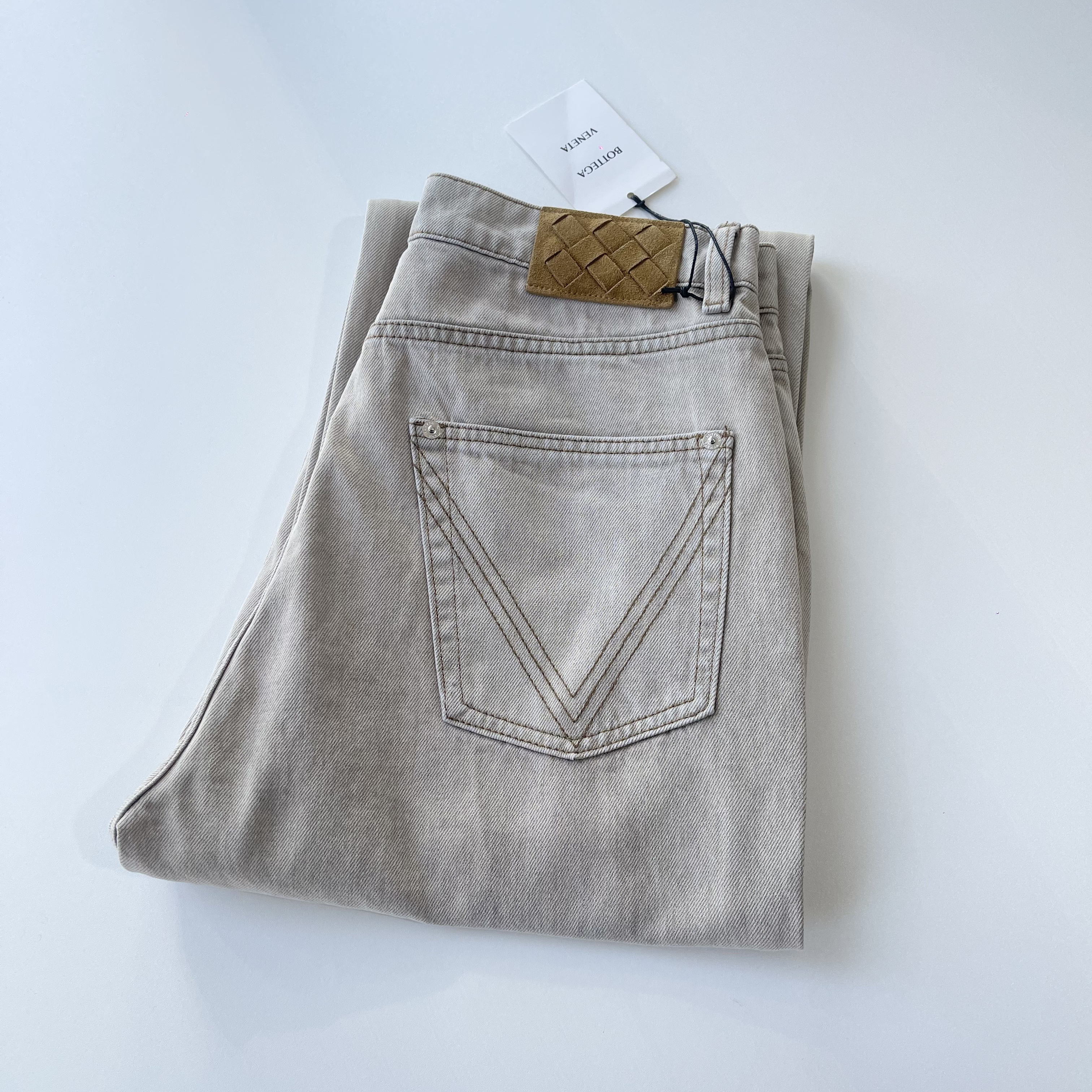 Джинсы мужские в стиле Bottega Veneta Vienna из итальянского денима бежевого цвета