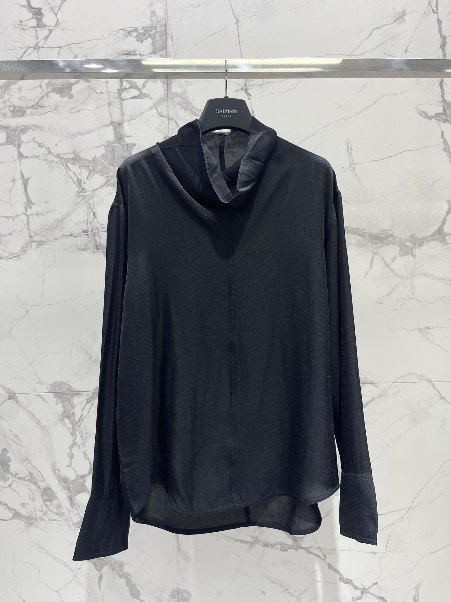Блуза женская в стиле Balmain из гладкого текстиля черного цвета с драпированным воротником