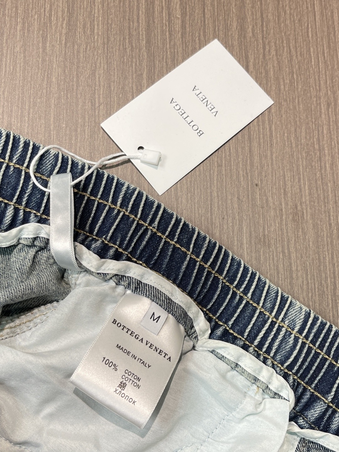 Джинсы мужские в стиле Bottega Veneta свободные светло-голубого цвета с резинкой