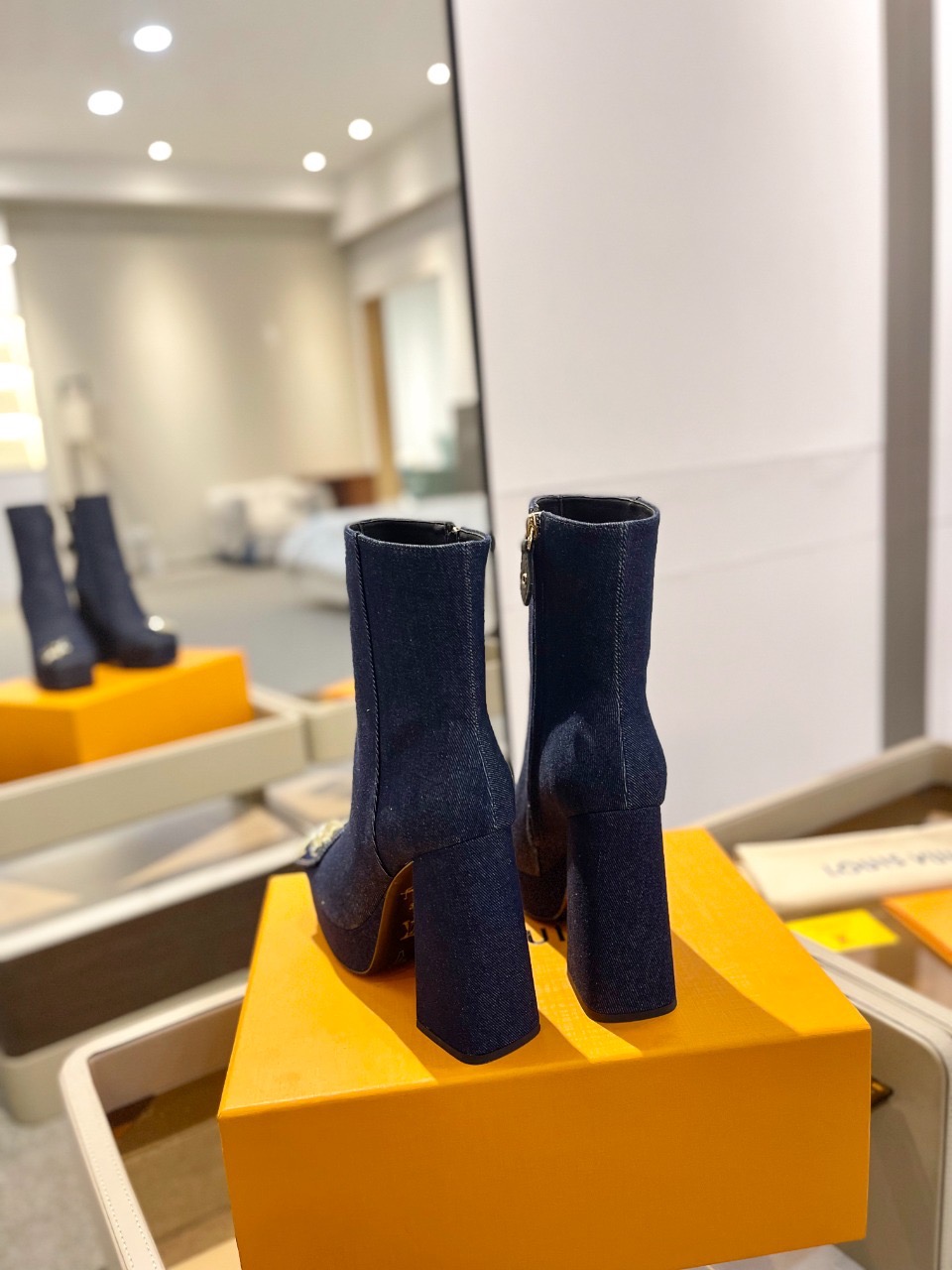 Ботильоны Louis Vuitton Platform Ankle Boot темно-синего цвета