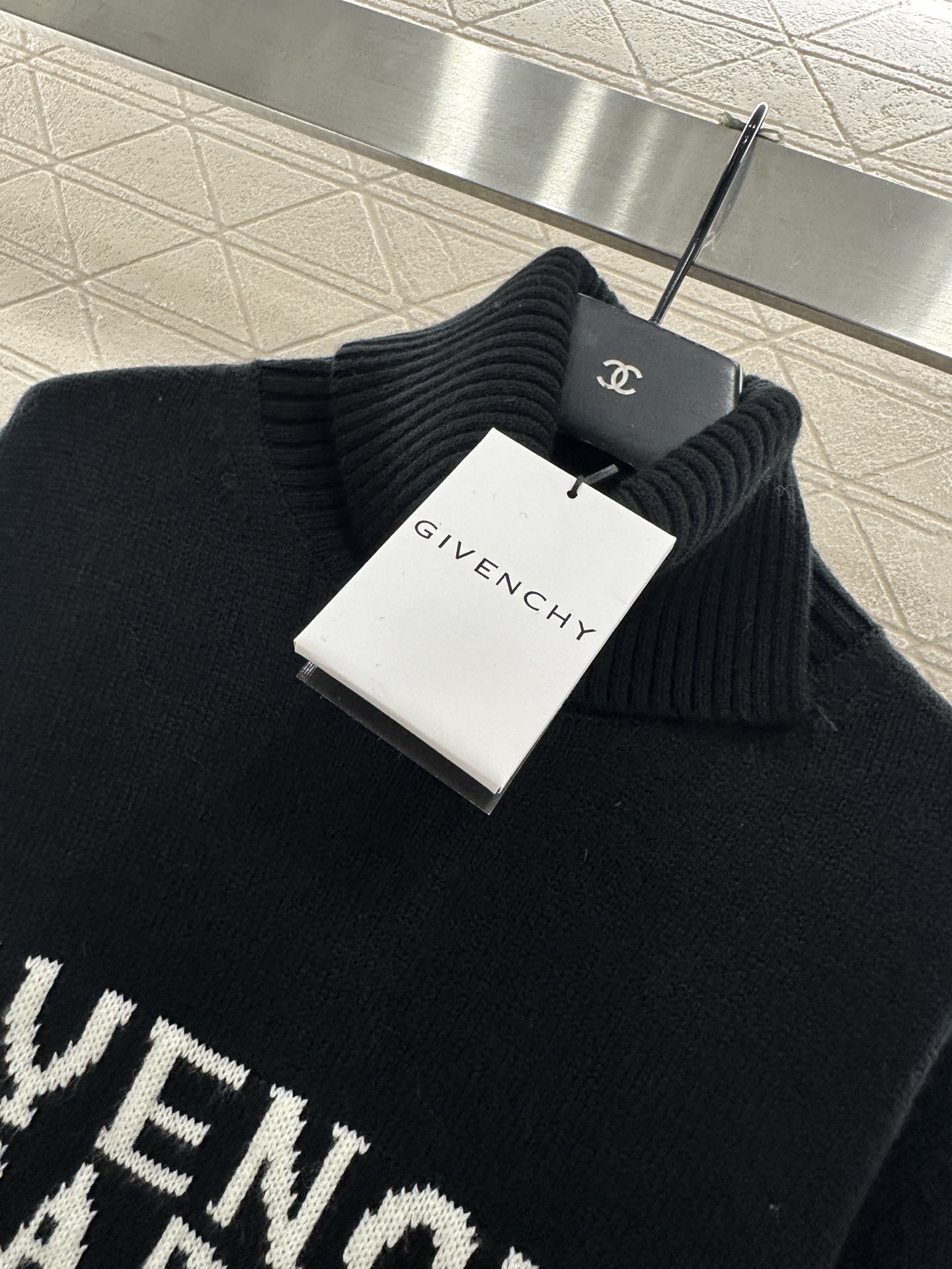 Свитер женский Givenchy Paris 1952 чёрного цвета с высоким воротом