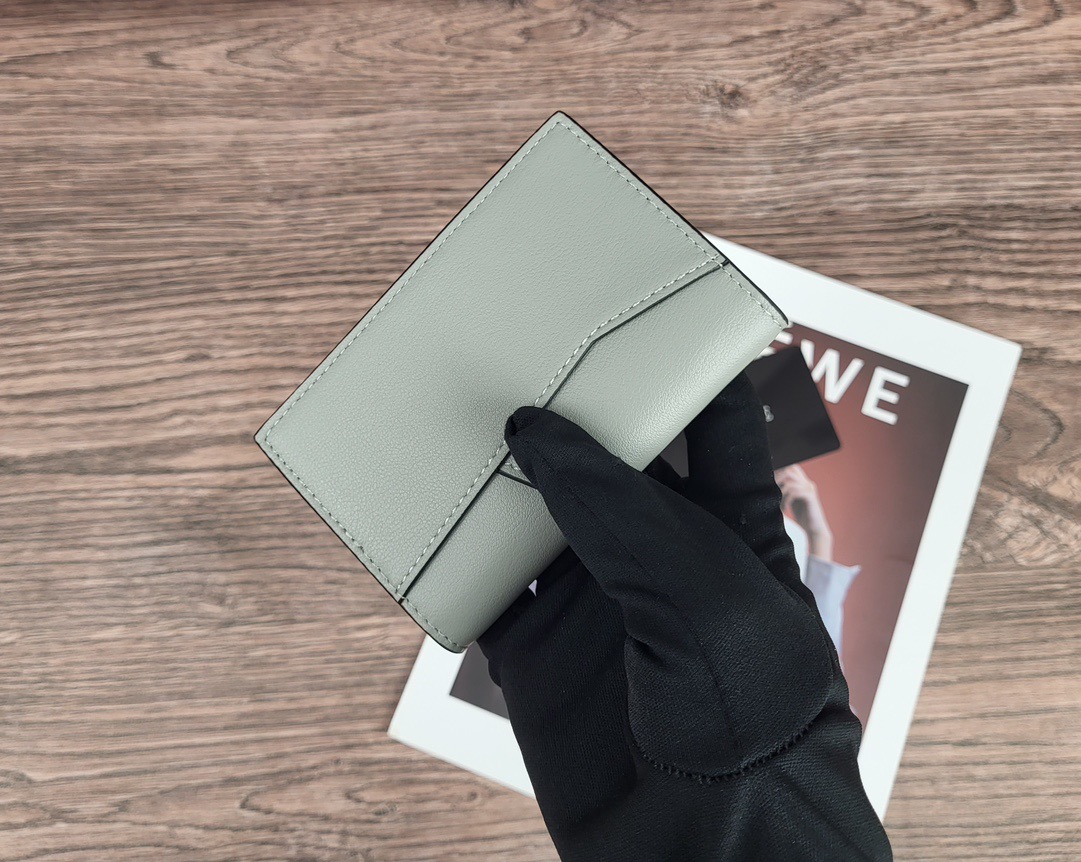 Кошелёк компактный в стиле Loewe L1132 светло-серого цвета