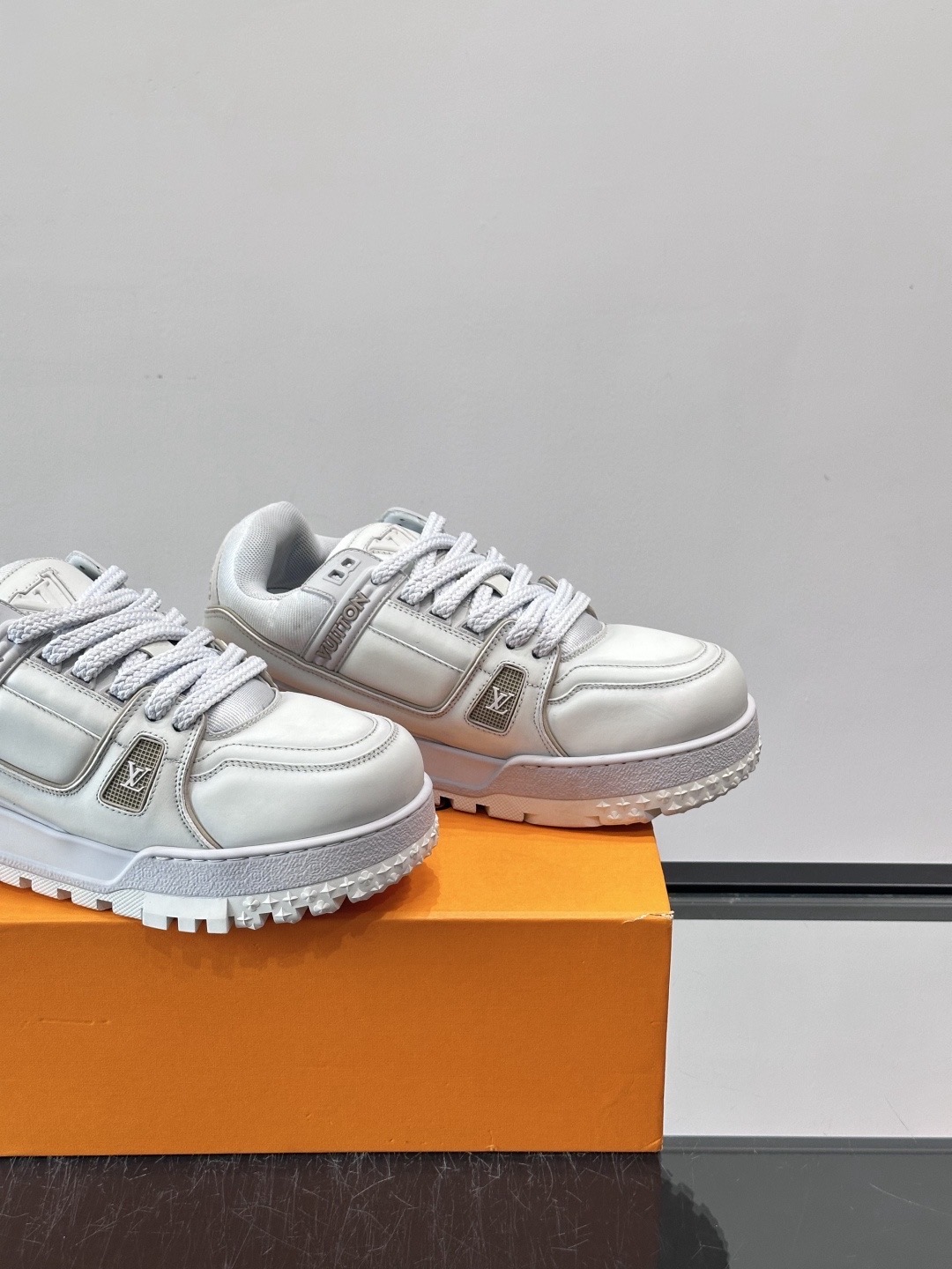 Кроссовки женские в стиле Louis Vuitton Trainer белого цвета