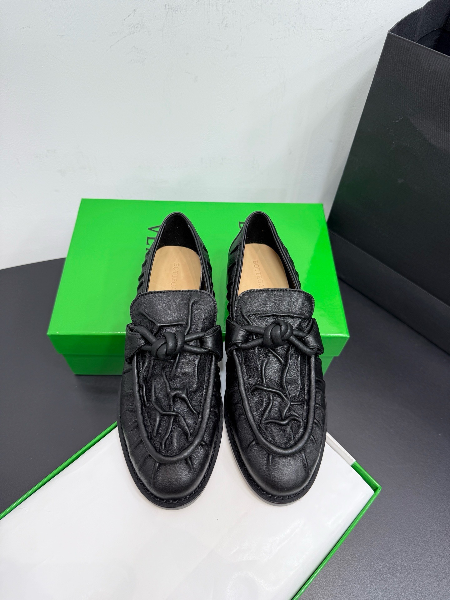 Лоферы женские в стиле Bottega Veneta Astaire чёрного цвета