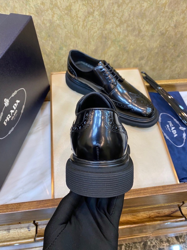 Туфли мужские Prada на массивной подошве из натуральной кожи черного цвета