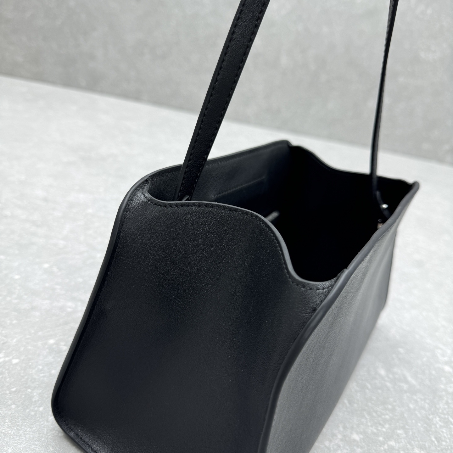 Сумка женская в стиле The Row Peggy Clutch черного цвета