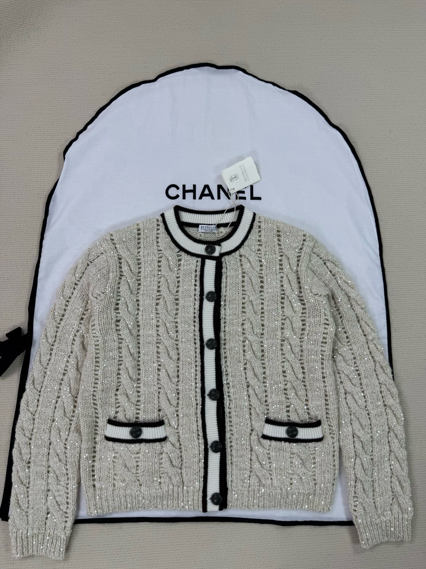 Кардиган женский Brunello Cucinelli молочного цвета с контрастной отделкой и косами