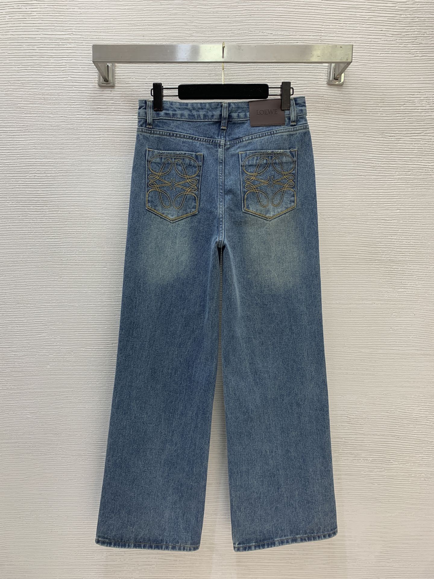 Джинсы женские в стиле Loewe синего цвета прямого кроя с декоративной вышивкой