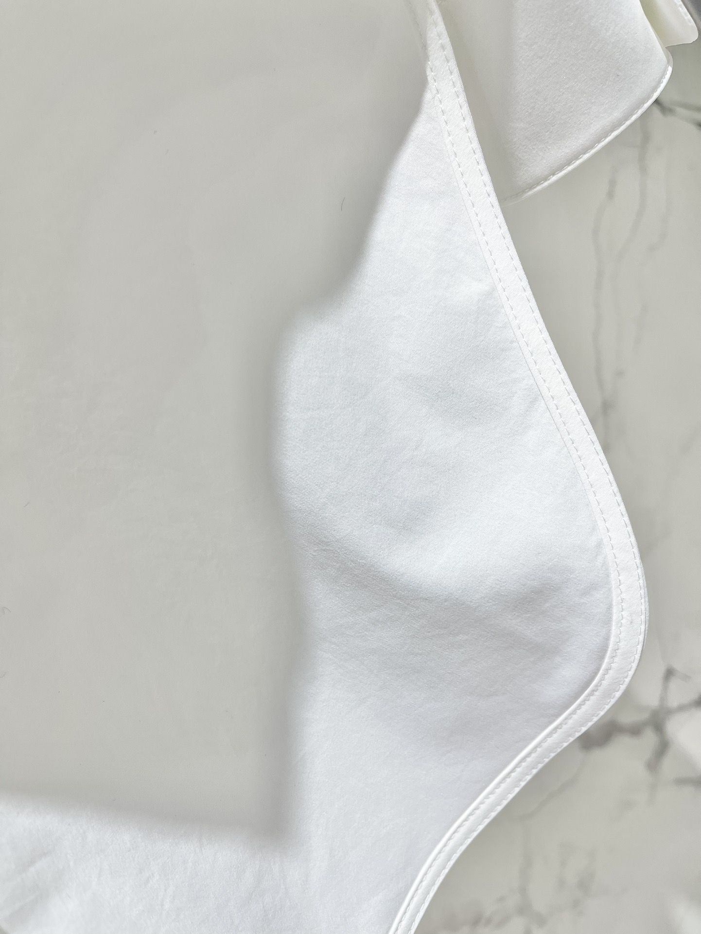 Рубашка женская в стиле Loewe хлопковая с длинным рукавом белого цвета