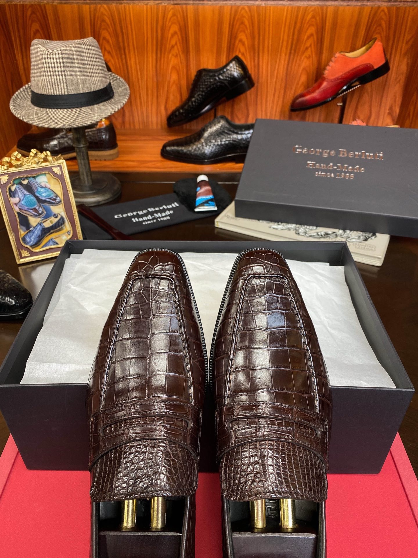 Лоферы мужские в стиле Berluti из цельной кожи крокодила коричневого цвета