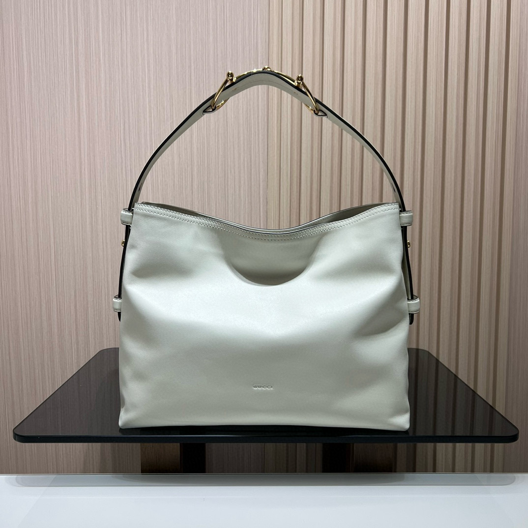 Сумка женская в стиле Gucci Beatrix из натуральной кожи молочно-белого цвета с декоративной пряжкой