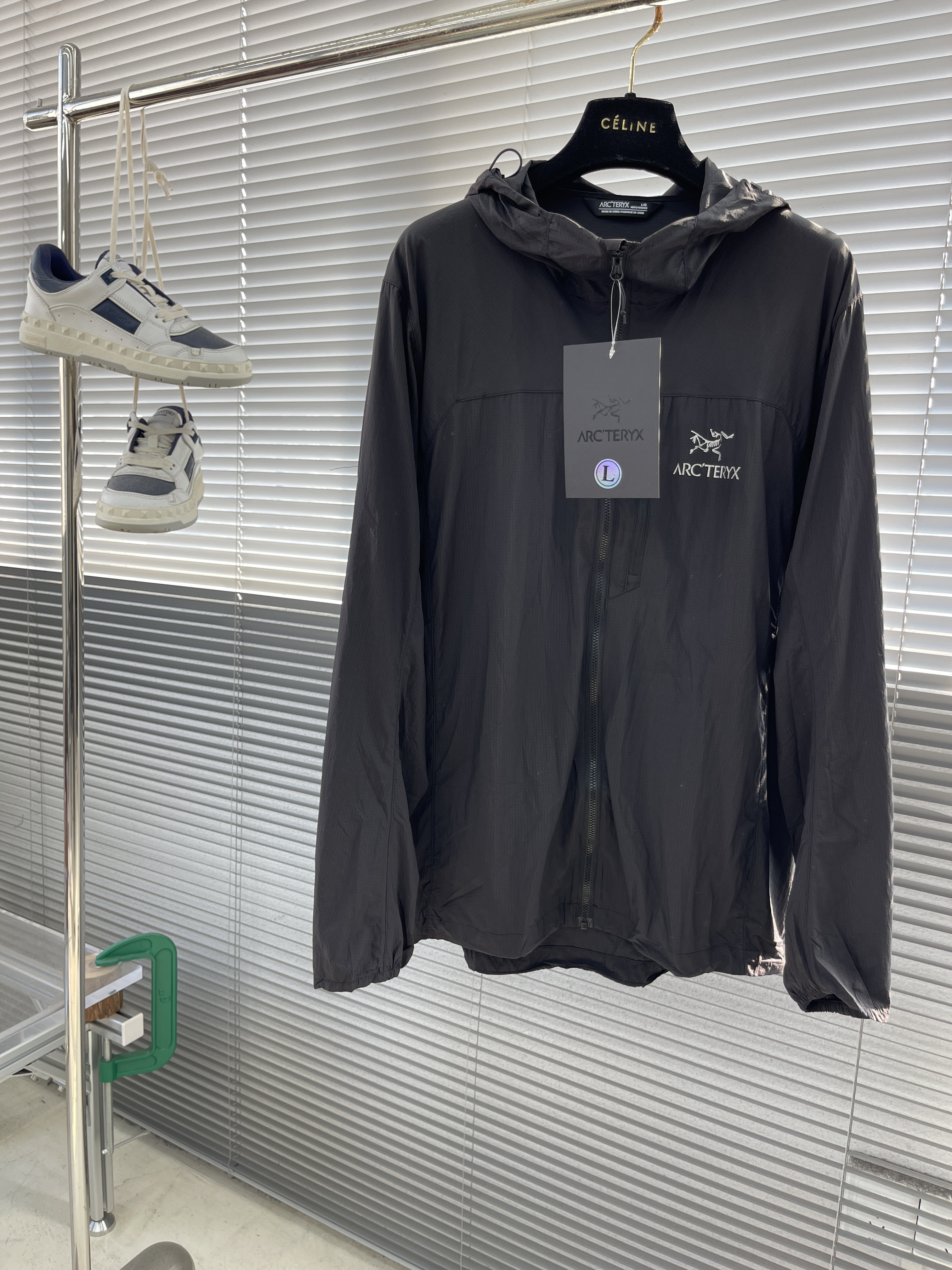 Куртка мужская в стиле Arc'teryx с капюшоном чёрного цвета