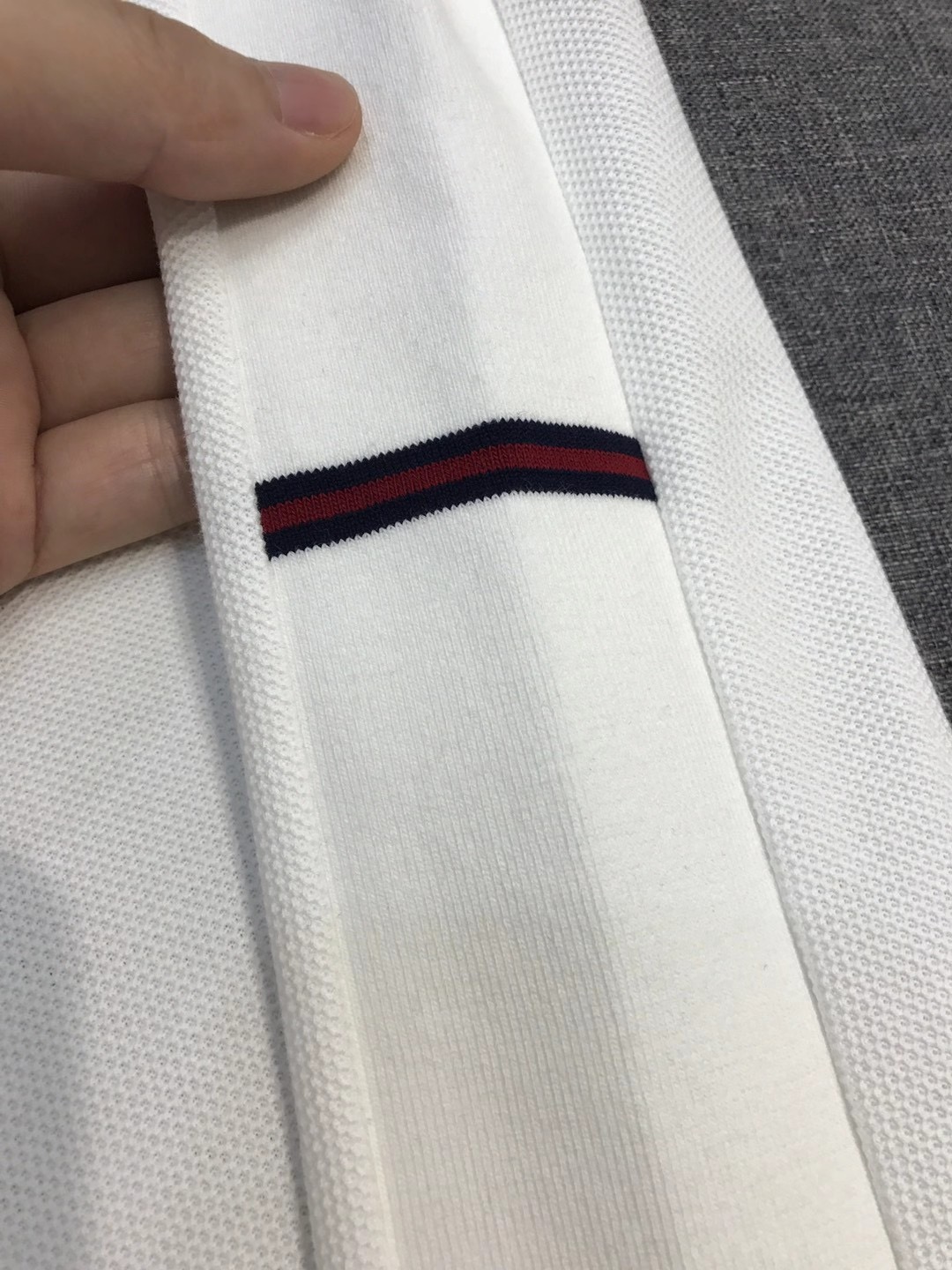 Поло мужское в стиле Gucci с коротким рукавом белого цвета