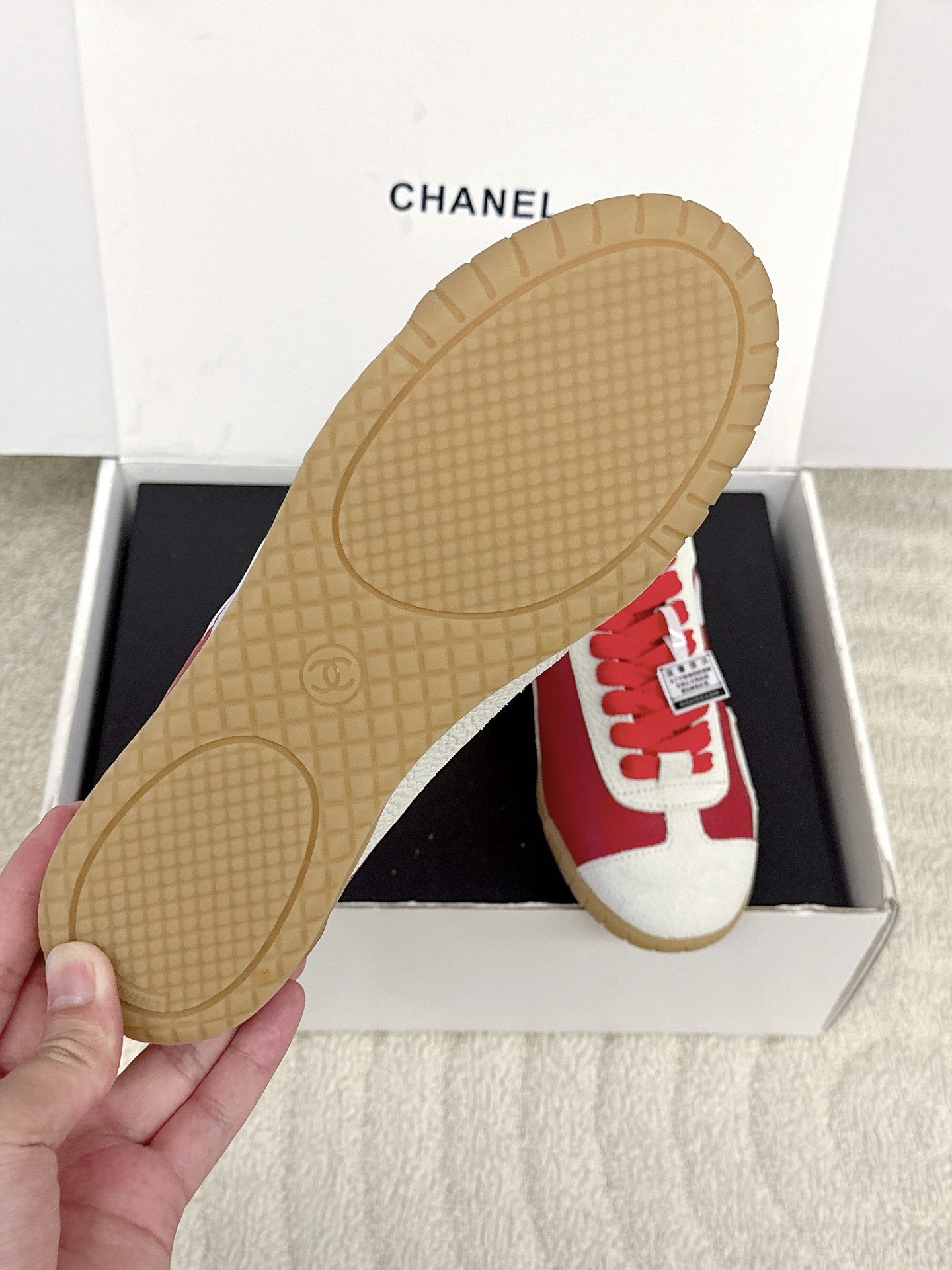 Кроссовки женские в стиле Chanel красного цвета с контрастными вставками