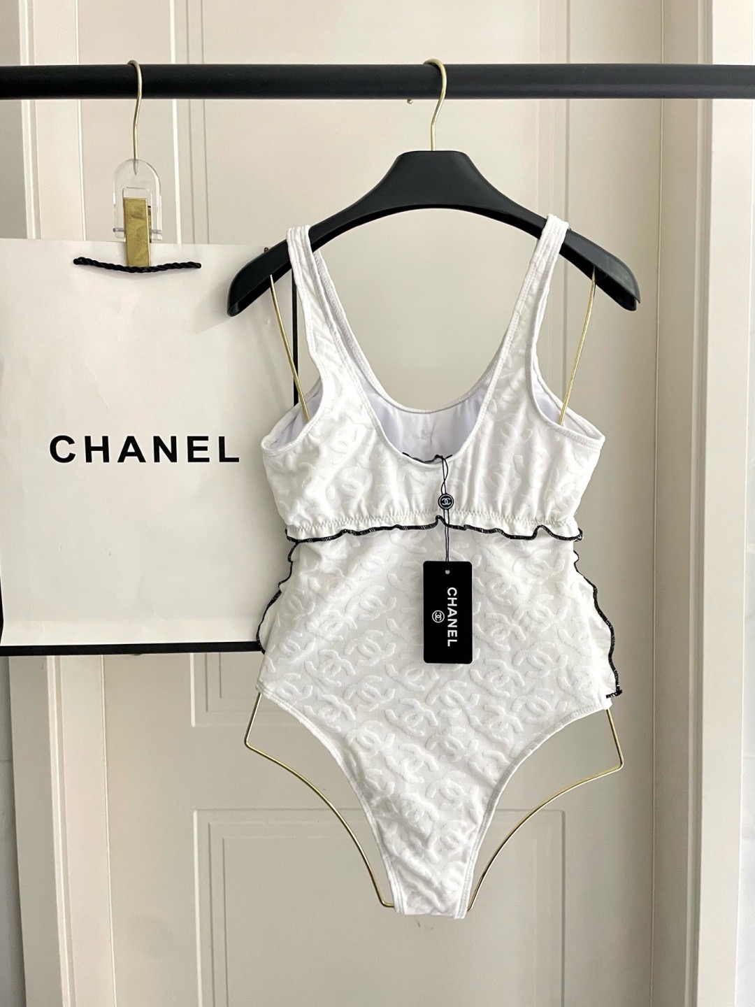 Купальник слитный женский в стиле Chanel белого цвета с оборками и завязками