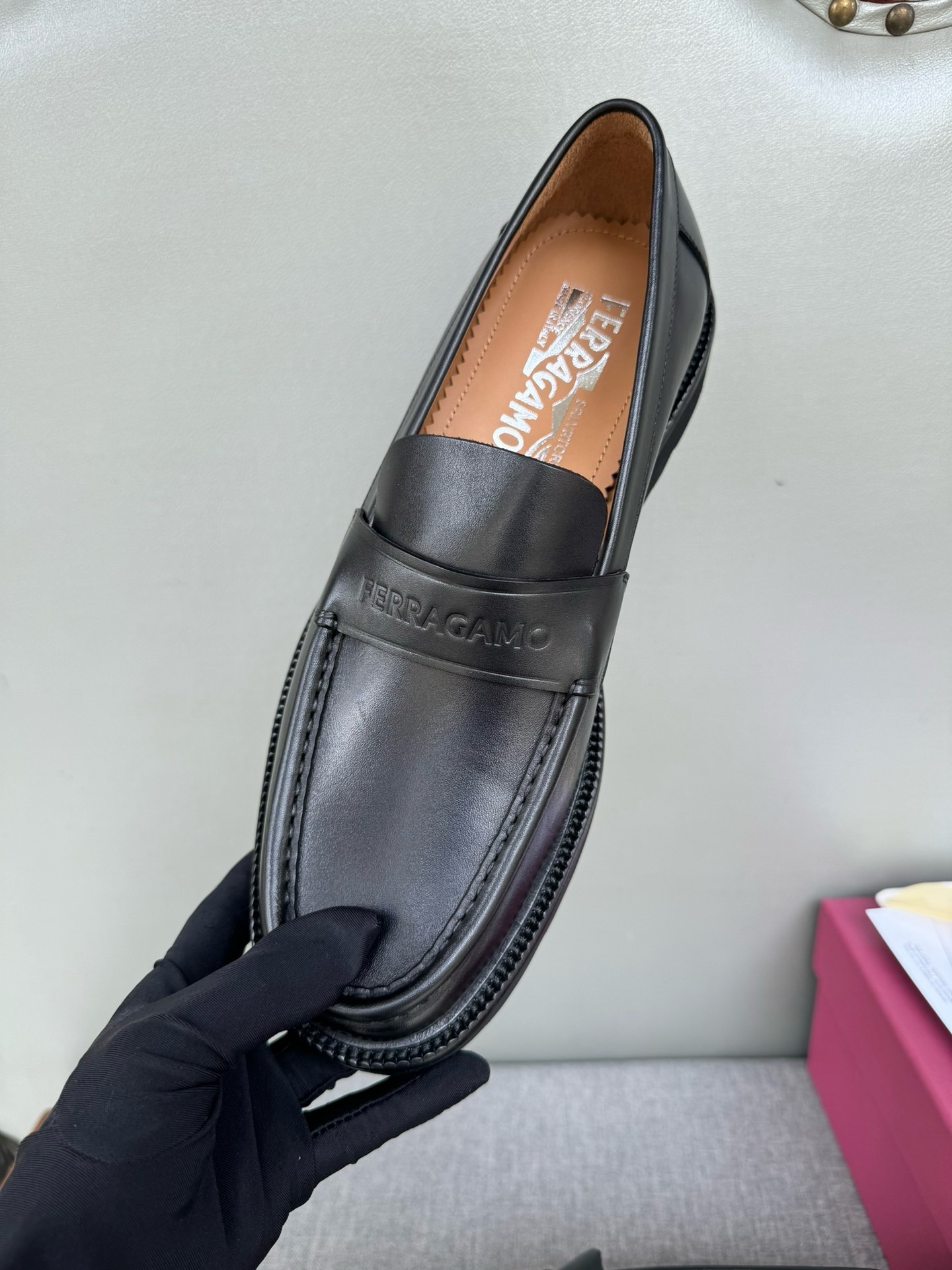 Лоферы мужские в стиле Salvatore Ferragamo из натуральной кожи черного цвета