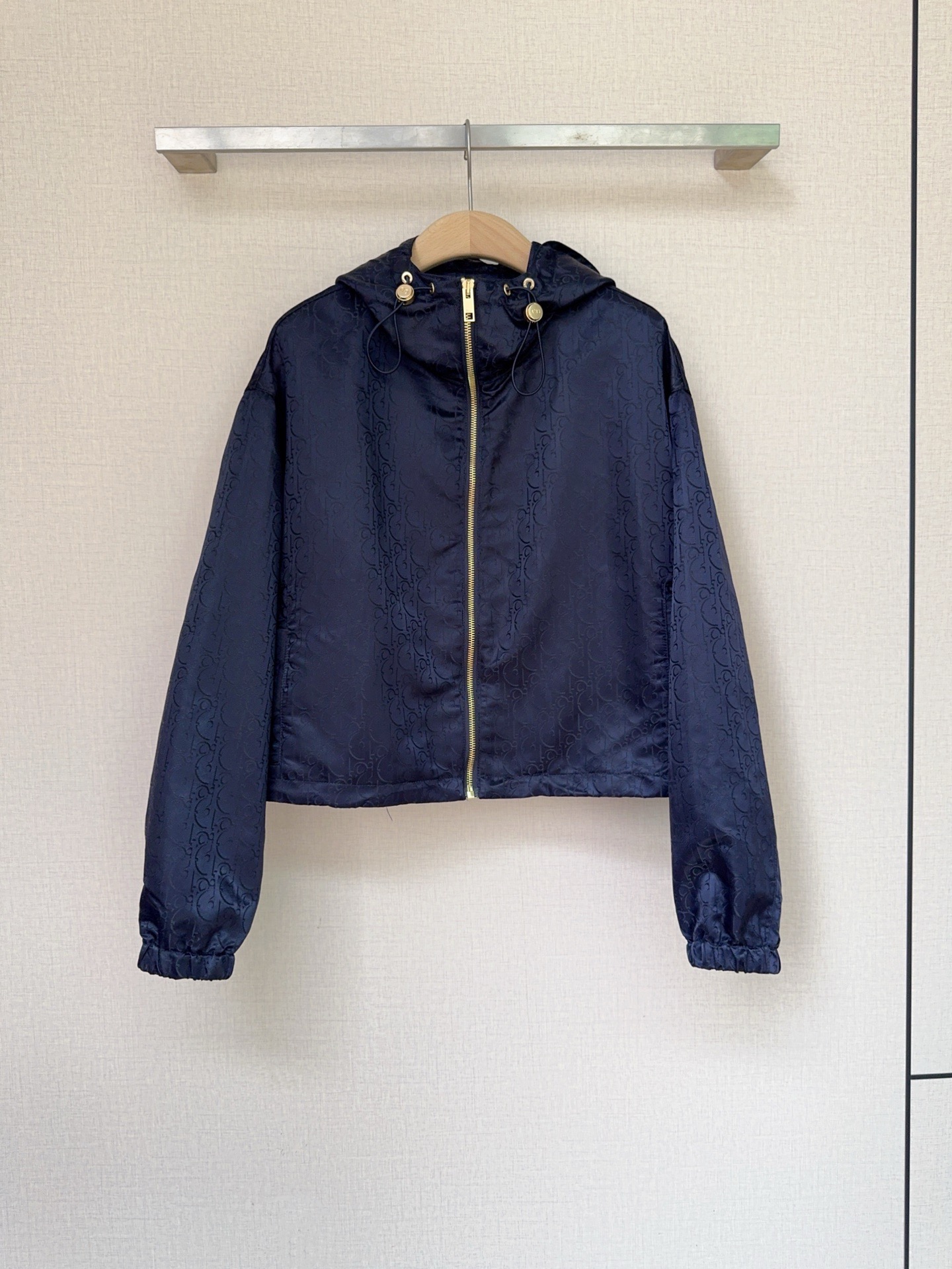 Куртка женская укороченная с капюшоном в стиле Dior из жаккардовой ткани