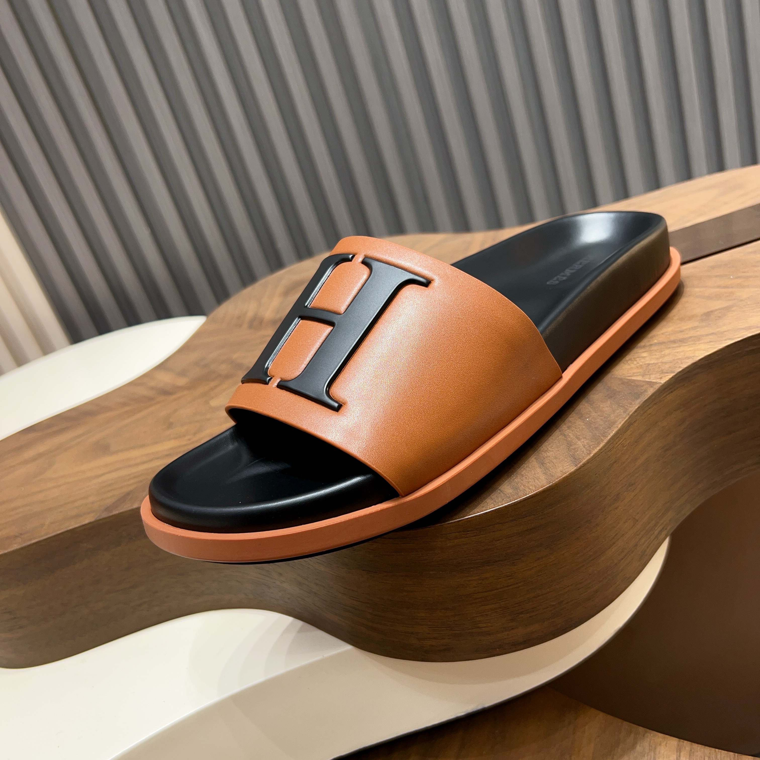 Шлёпанцы мужские в стиле Hermès Oran коричневого цвета