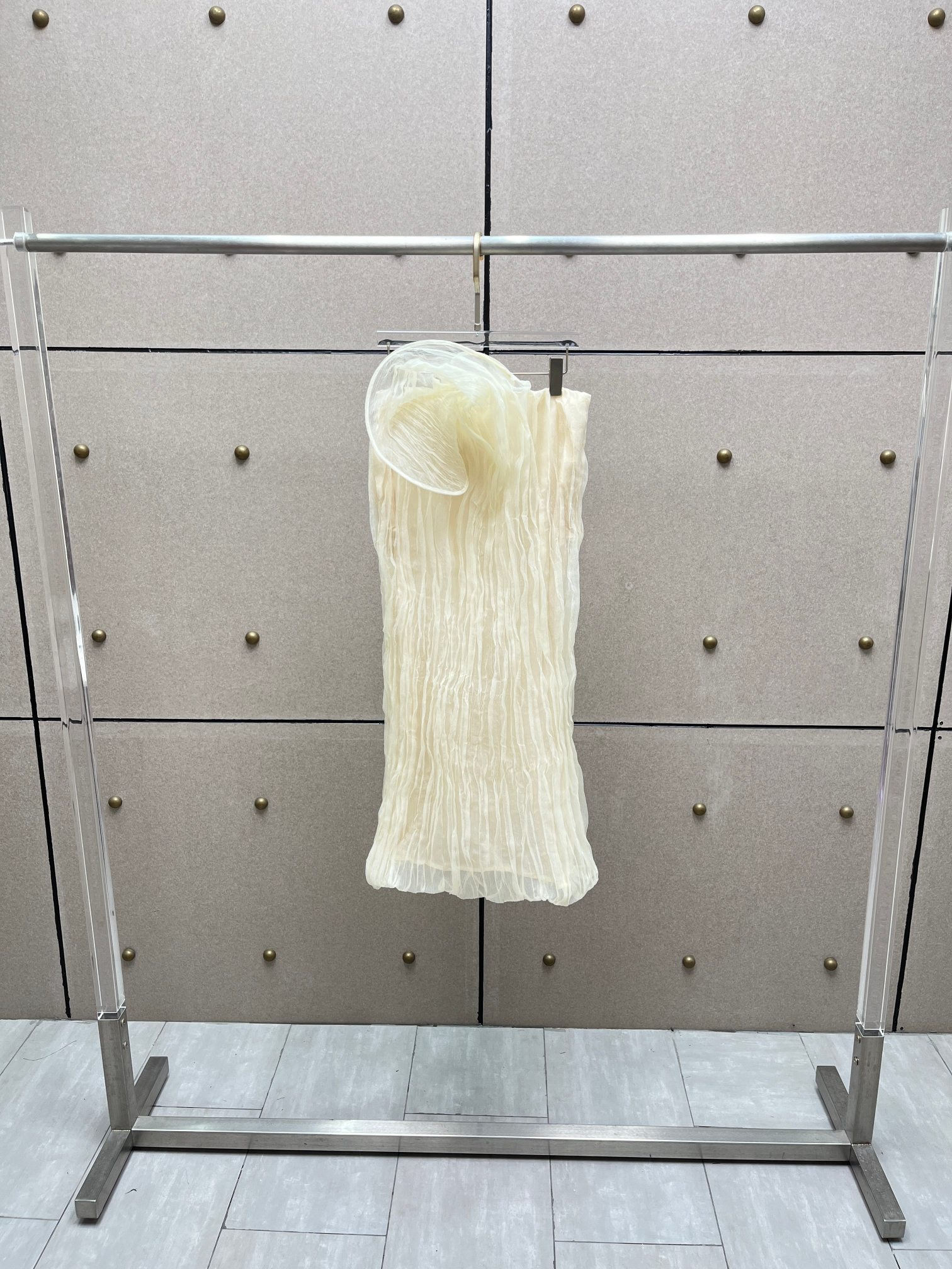 Комплект женский из органзы молочного цвета: топ с драпировкой и юбка миди с плиссировкой