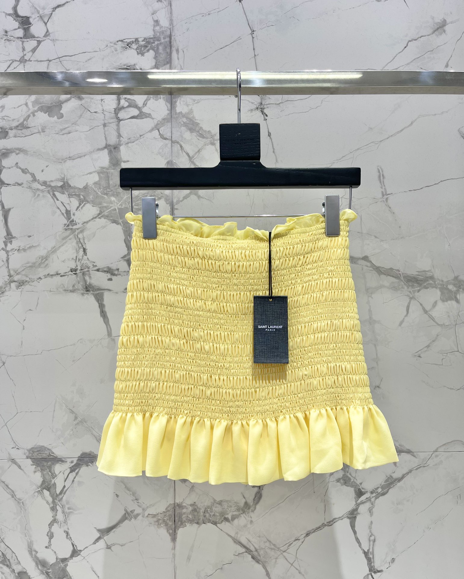 Юбка женская в стиле Saint Laurent жёлтого цвета с рельефной отделкой и оборкой