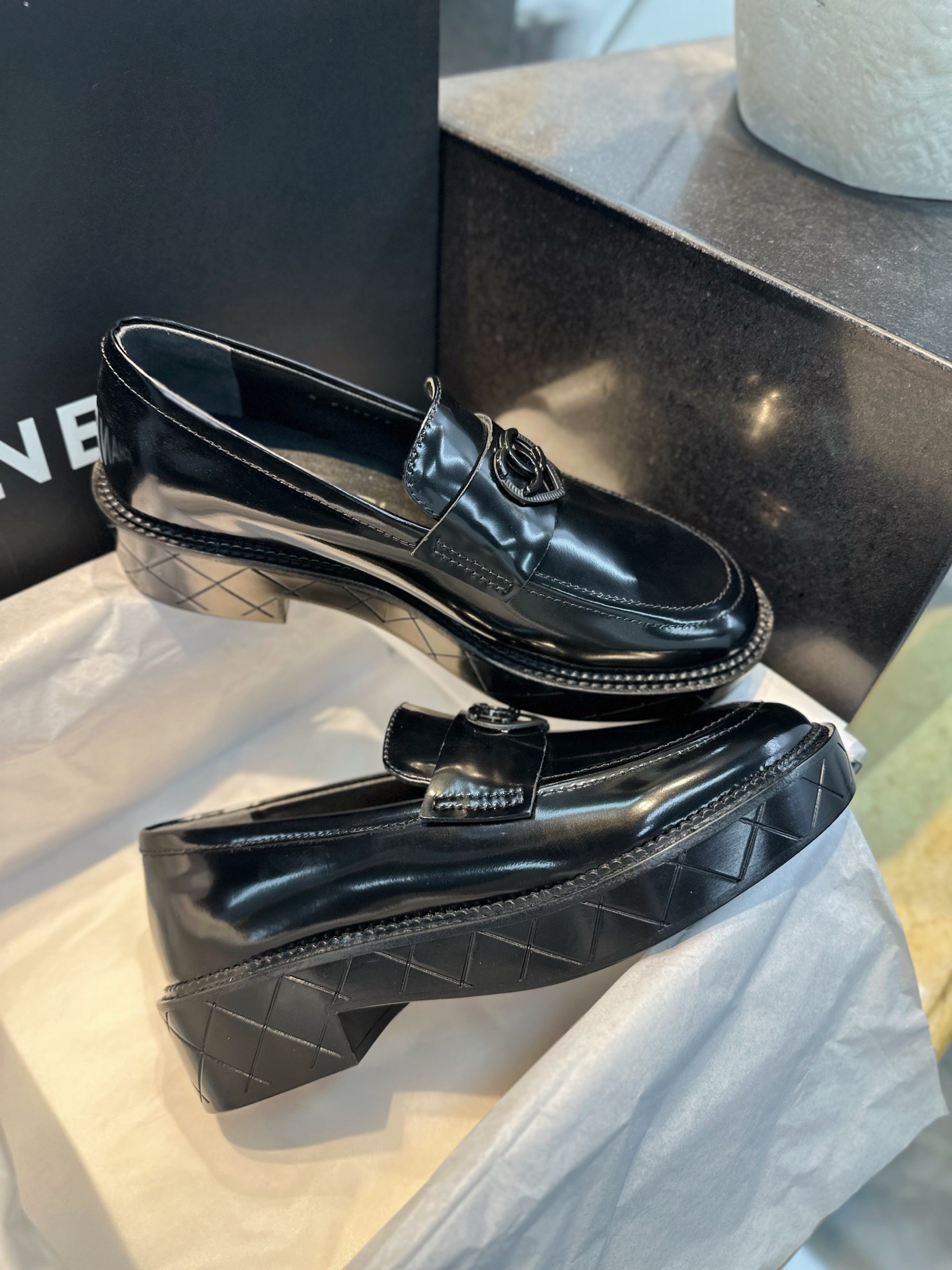 Лоферы женские в стиле Chanel из натуральной кожи черного цвета