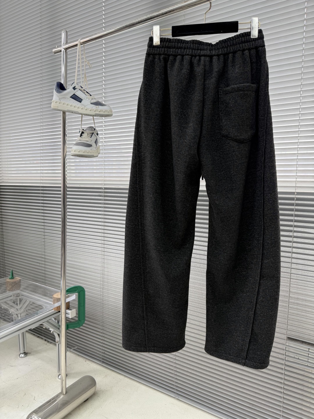 Брюки мужские в стиле LOEWE из шерстяной ткани чёрного цвета 