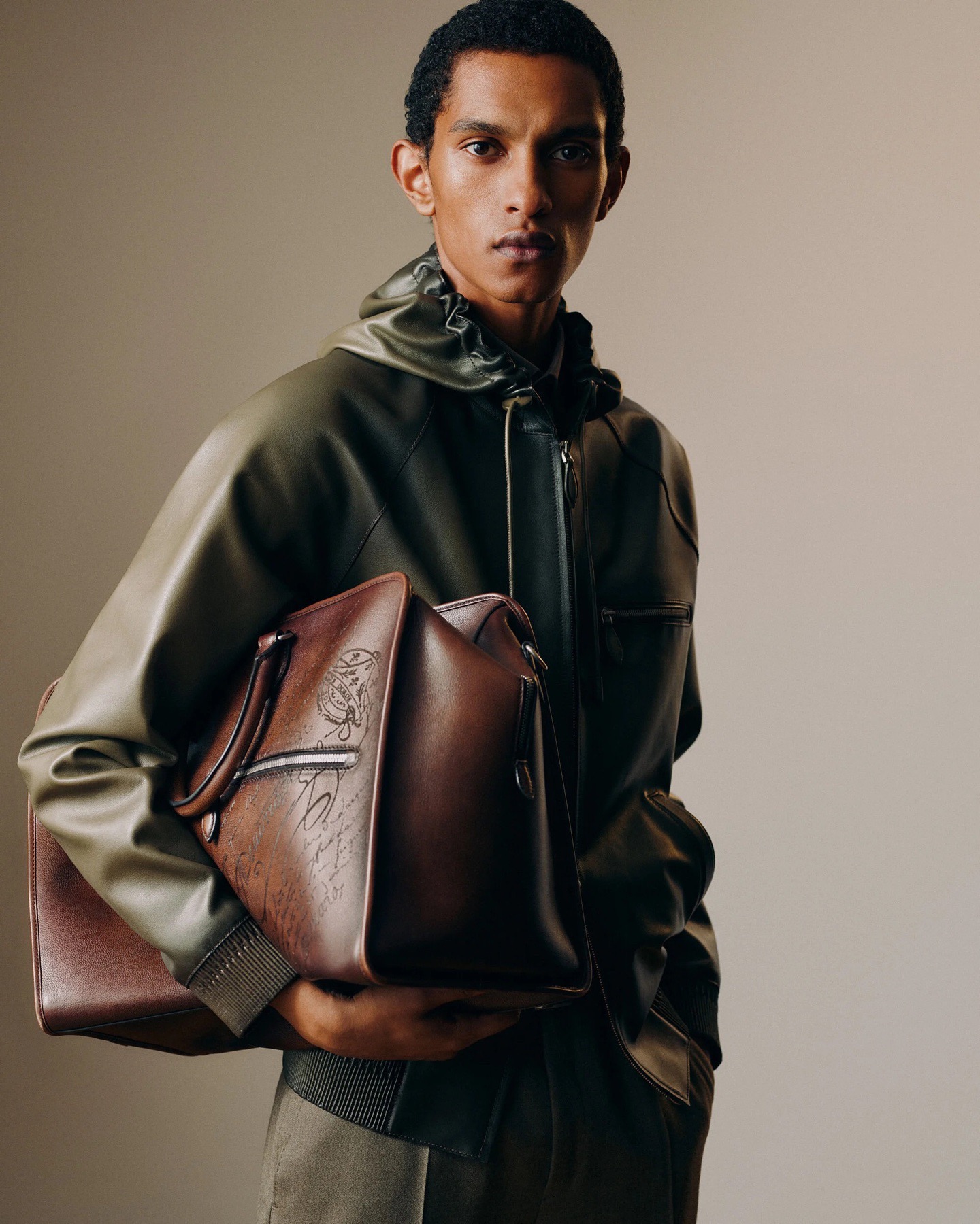 Куртка мужская в стиле Berluti из натуральной кожи коричневого цвета с капюшоном