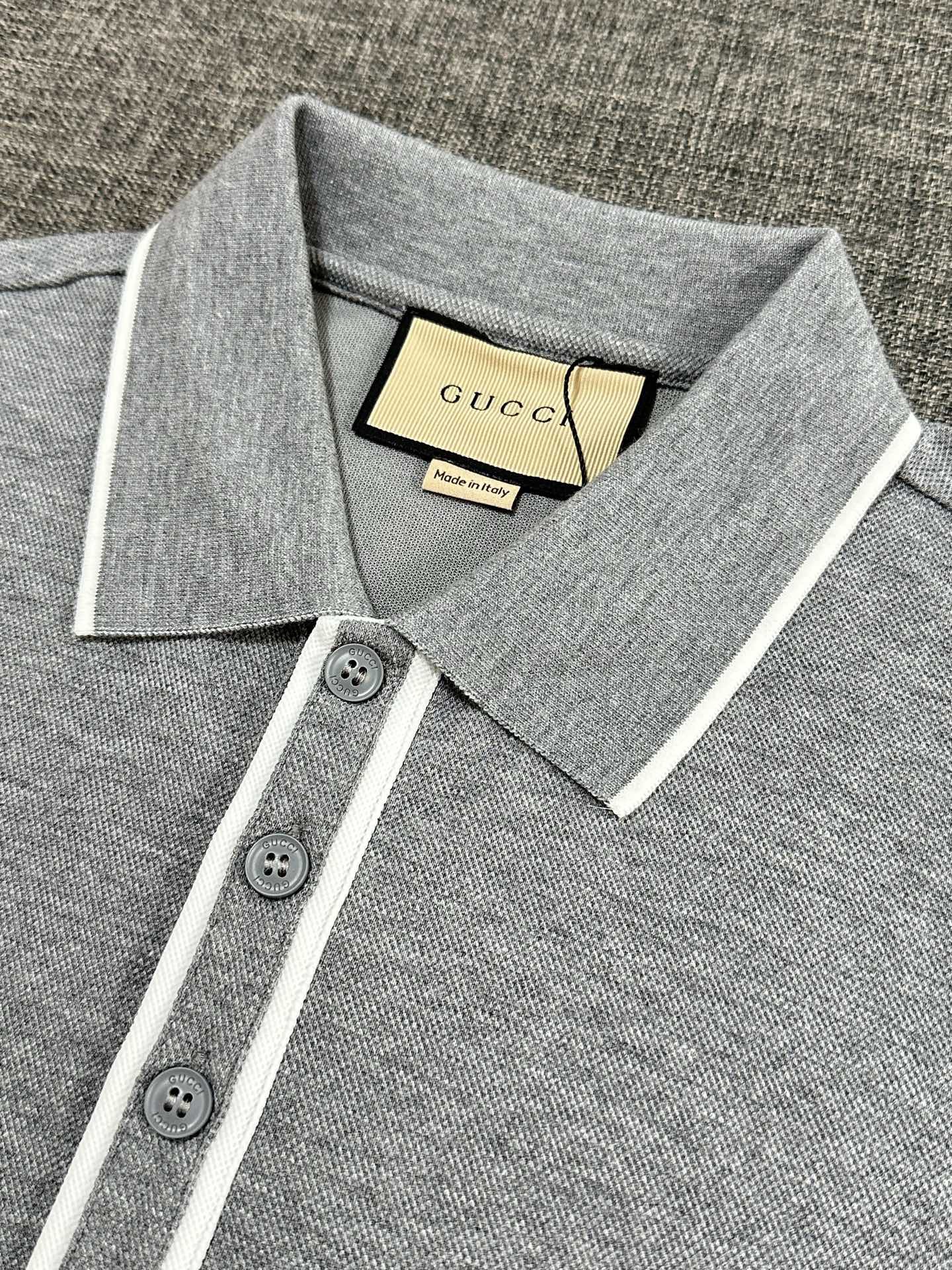 Поло мужское в стиле Gucci серого цвета с контрастной отделкой и вышитым логотипом