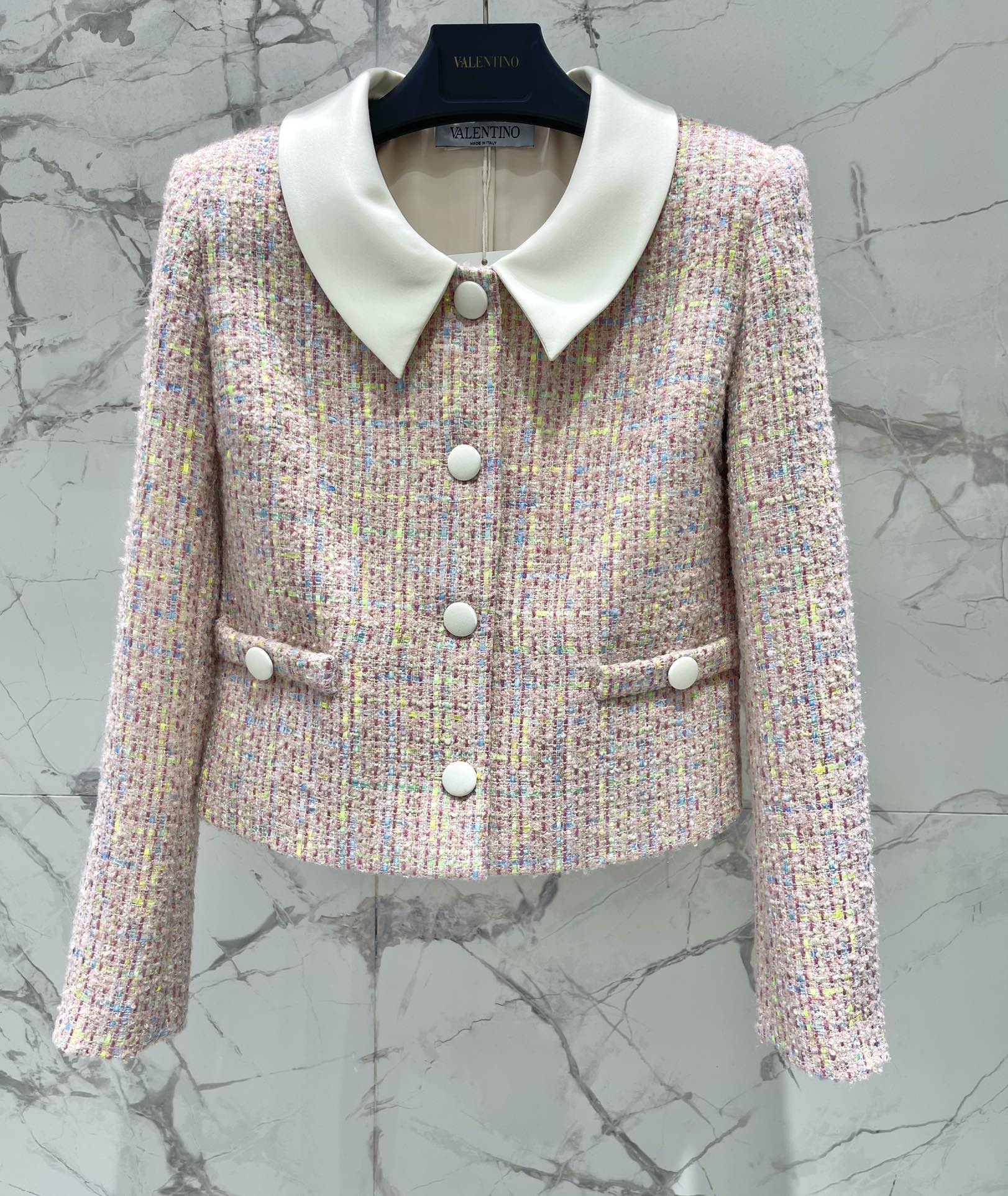Жакет женский в стиле Valentino из твидовой ткани пастельного цвета с контрастным воротником