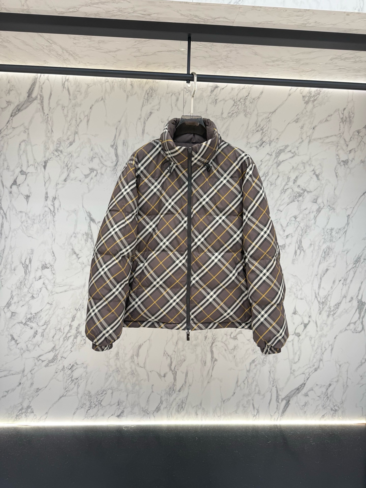 Пуховик мужской Burberry двусторонний коричневого цвета с фирменной клеткой и натуральным пухом