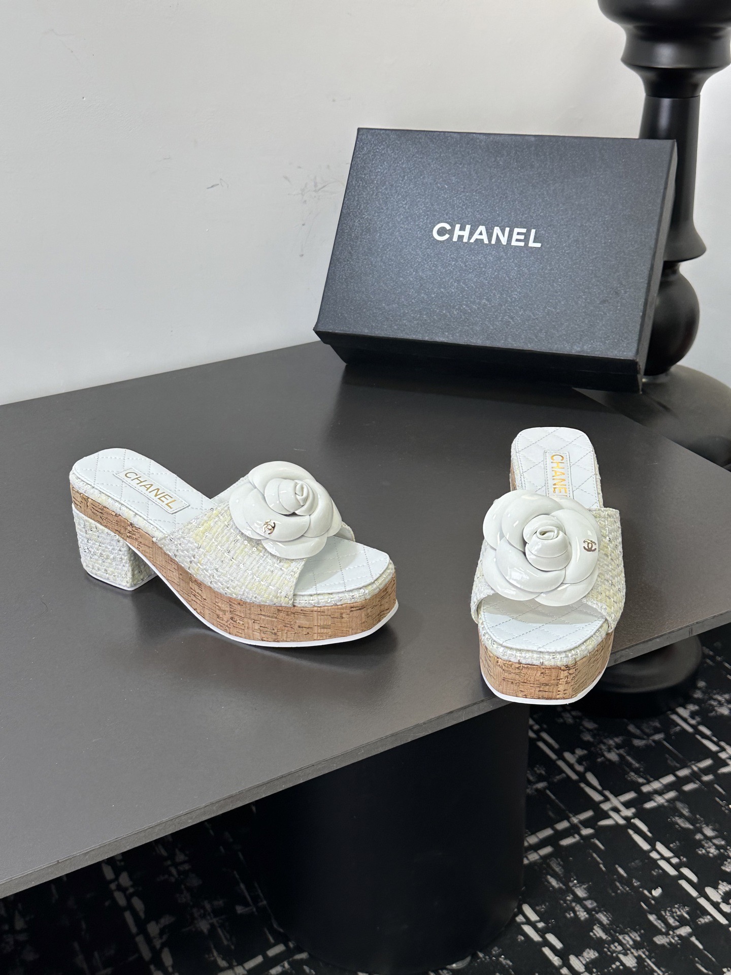 Мюли женские Chanel с цветком камелии белого цвета